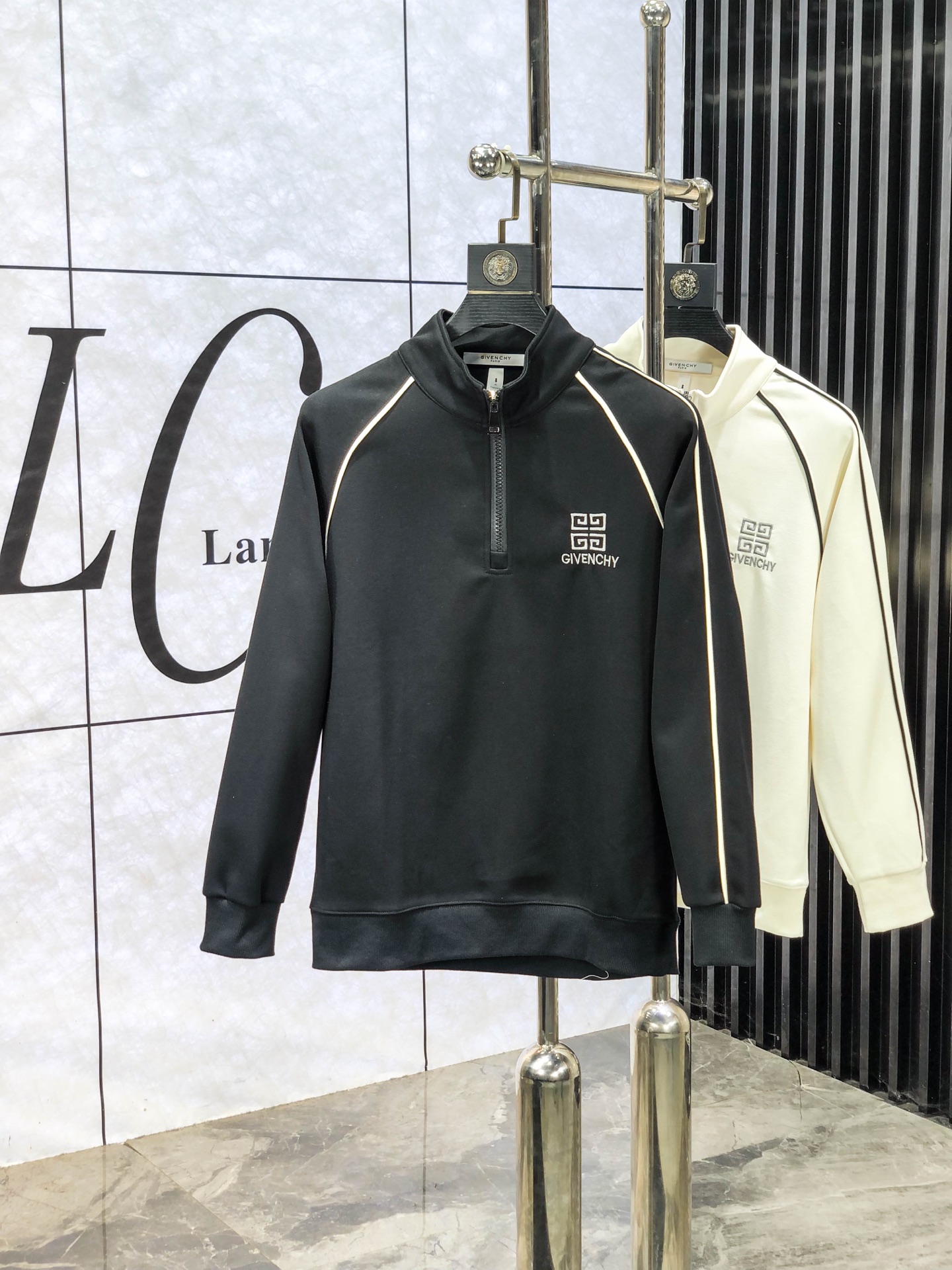 NO:684739,.Givenchy. 2025 autumn and winter new letter logo knitted cotton sweatshirt T-shirt channel boutique!  Urban series products, made with letter logo elements that are highly luxurious, a must-have style for high-end temperament types, a single product with a strong sense of style and charm!  Original customized imported double-sided water-soluble cotton fabric, 1f feels comfortable, the embroidered letter design effect is quite exquisite, fashionable, classic and versatile!  Size M—XXXL. M wears 175/130 pounds, givenchy, hoodie, sweatshirts, tees, t-shirt,19860909.纪梵希.2025秋冬新款字母logo针织棉卫衣T恤 渠道精品！都市系列产物,奢华程度满分的字母logo元素打造,高端气质型必入的极品款式,一款极具腔调感与魅力的单品！ 原版定制进口双面水溶棉面料,1f手感舒适,刺绣字母设计效果相当精致,时尚经典百搭！ 尺码M—XXXL.m穿175/130斤,,givenchy,hoodie,sweatshirts,tees，t-shirt,,Men's clothing