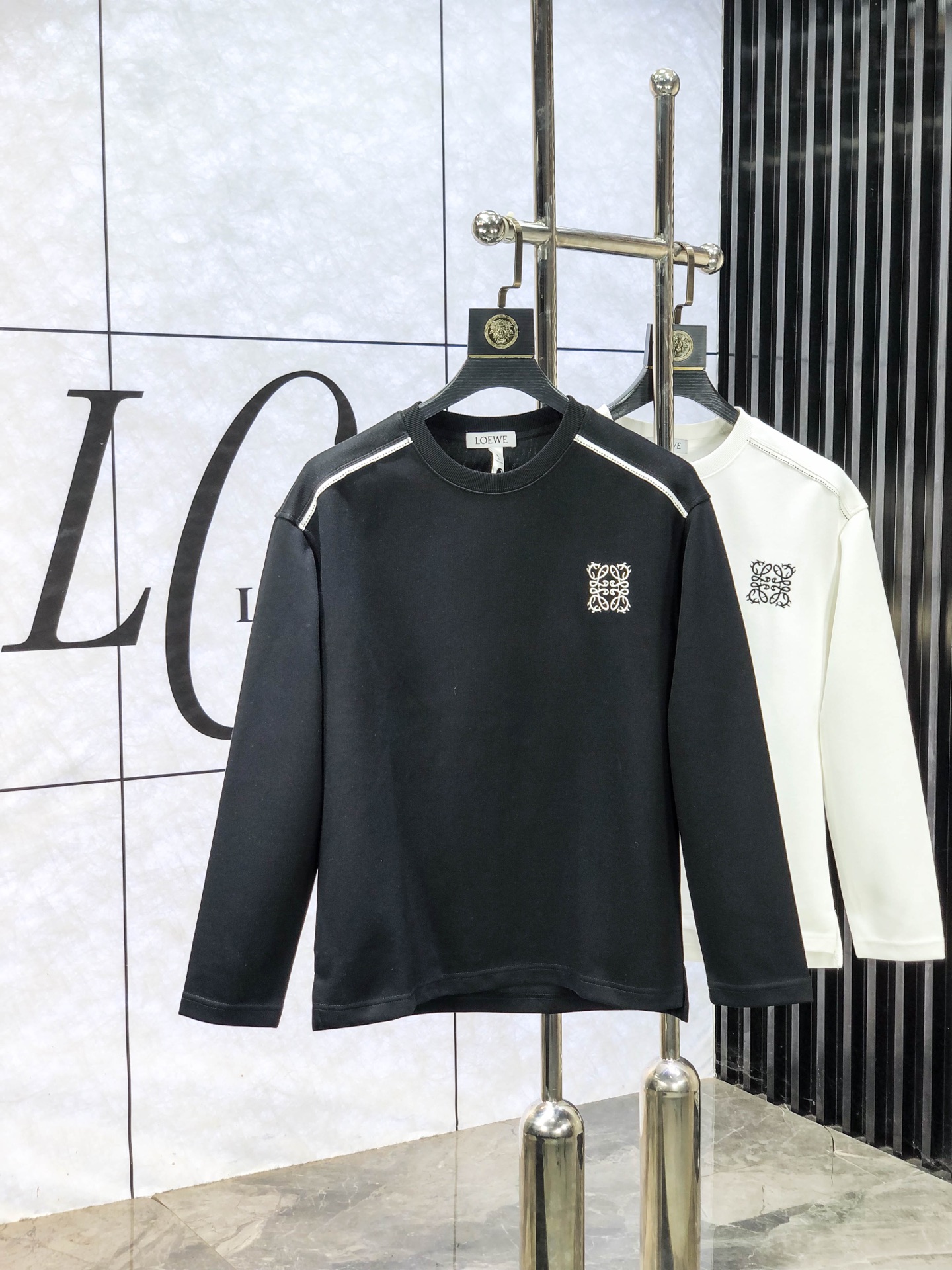 NO:684741,.Loewe. 2025 autumn and winter new letter logo knitted cotton sweatshirt T-shirt channel boutique!  Urban series products, made with letter logo elements that are highly luxurious, a must-have style for high-end temperament types, a single product with a strong sense of style and charm!  Original customized imported double-sided water-soluble cotton fabric, 1f feels comfortable, the embroidered letter design effect is quite exquisite, fashionable, classic and versatile!  Size M—XXXL. M wears 175/130 pounds, loewe, hoodie, sweatshirts, tees, t-shirt,19860909.罗意威.2025秋冬新款字母logo针织棉卫衣T恤 渠道精品！都市系列产物,奢华程度满分的字母logo元素打造,高端气质型必入的极品款式,一款极具腔调感与魅力的单品！ 原版定制进口双面水溶棉面料,1f手感舒适,刺绣字母设计效果相当精致,时尚经典百搭！ 尺码M—XXXL.m穿175/130斤,,loewe,hoodie,sweatshirts,tees，t-shirt,,Men's clothing