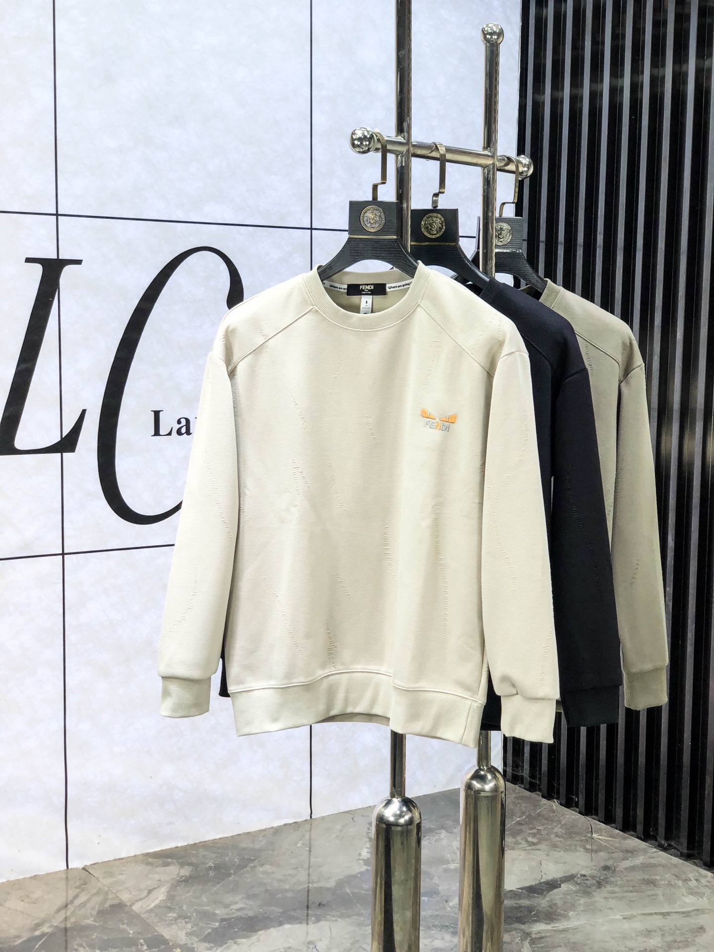 NO:684747,.FENDI.2025 autumn and winter new letter logo knitted cotton sweatshirt T-shirt channel boutique!  Urban series products, made with letter logo elements that are highly luxurious, a must-have style for high-end temperament types, a single product with a strong sense of style and charm!  Original customized imported double-sided water-soluble cotton fabric, 1f feels comfortable, the embroidered letter design effect is quite exquisite, fashionable, classic and versatile!  Size M—XXXL. M wears 175/130 pounds, fendi, hoodie, sweatshirts, tees, t-shirt,19860909.芬迪.2025秋冬新款字母logo针织棉卫衣T恤 渠道精品！都市系列产物,奢华程度满分的字母logo元素打造,高端气质型必入的极品款式,一款极具腔调感与魅力的单品！ 原版定制进口双面水溶棉面料,1f手感舒适,刺绣字母设计效果相当精致,时尚经典百搭！ 尺码M—XXXL.m穿175/130斤,,fendi,hoodie,sweatshirts,tees，t-shirt,,Men's clothing