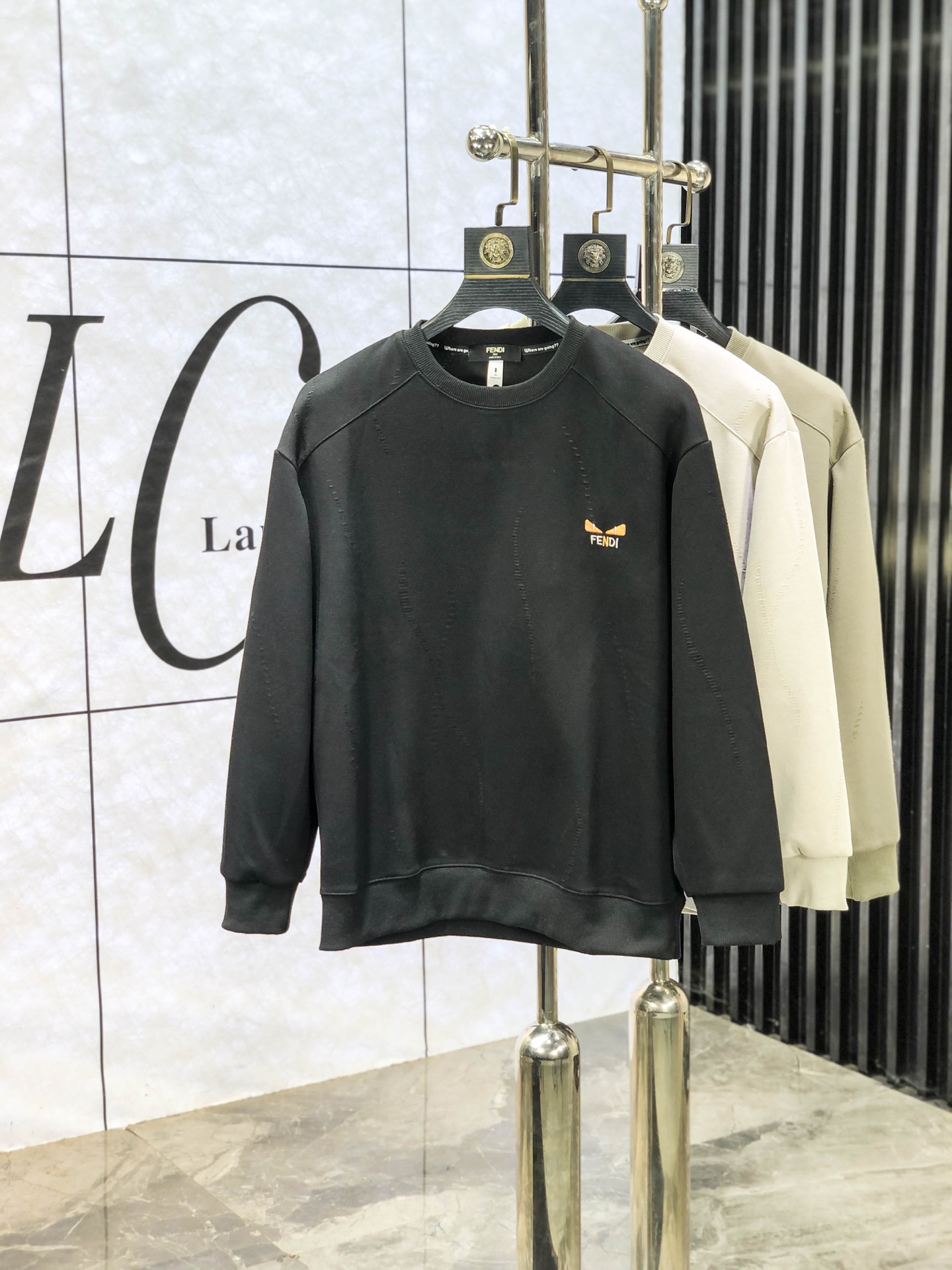 NO:684751,.Foundation 2025 autumn and winter new letter logo knitted cotton sweatshirt T-shirt channel boutique!  Urban series products, made with letter logo elements that are highly luxurious, a must-have style for high-end temperament types, a single product with a strong sense of style and charm!  Original customized imported double-sided water-soluble cotton fabric, 1f feels comfortable, the embroidered letter design effect is quite exquisite, fashionable, classic and versatile!  Size M—XXXL. M wears 175/130 pounds, hoodie, sweatshirts, tees, t-shirt,19860909.粉底 2025秋冬新款字母logo针织棉卫衣T恤 渠道精品！都市系列产物,奢华程度满分的字母logo元素打造,高端气质型必入的极品款式,一款极具腔调感与魅力的单品！ 原版定制进口双面水溶棉面料,1f手感舒适,刺绣字母设计效果相当精致,时尚经典百搭！ 尺码M—XXXL.m穿175/130斤,,hoodie,sweatshirts,tees，t-shirt,,Men's clothing