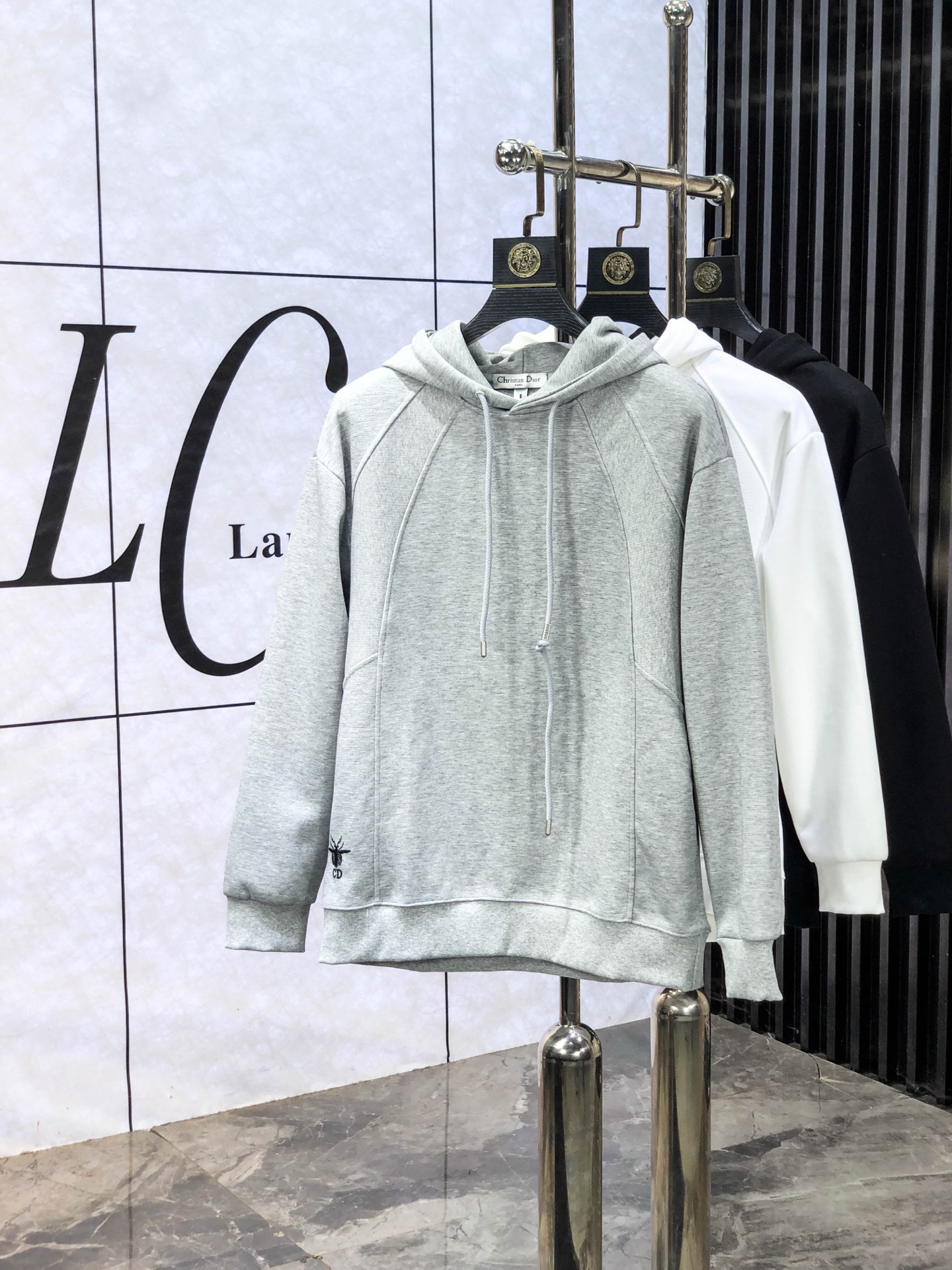 NO:684757,.Dior.2025 new autumn and winter letter logo knitted cotton sweatshirt T-shirt channel boutique!  Urban series products, made with letter logo elements that are highly luxurious, a must-have style for high-end temperament types, a single product with a strong sense of style and charm!  Original customized imported double-sided water-soluble cotton fabric, 1f feels comfortable, the embroidered letter design effect is quite exquisite, fashionable, classic and versatile!  Size M—XXXL. M wears 175/130 pounds, dior, hoodie, sweatshirts, tees, t-shirt,19860909.Dior.2025秋冬新款字母logo针织棉卫衣T恤 渠道精品！都市系列产物,奢华程度满分的字母logo元素打造,高端气质型必入的极品款式,一款极具腔调感与魅力的单品！ 原版定制进口双面水溶棉面料,1f手感舒适,刺绣字母设计效果相当精致,时尚经典百搭！ 尺码M—XXXL.m穿175/130斤,,dior,hoodie,sweatshirts,tees，t-shirt,,Men's clothing