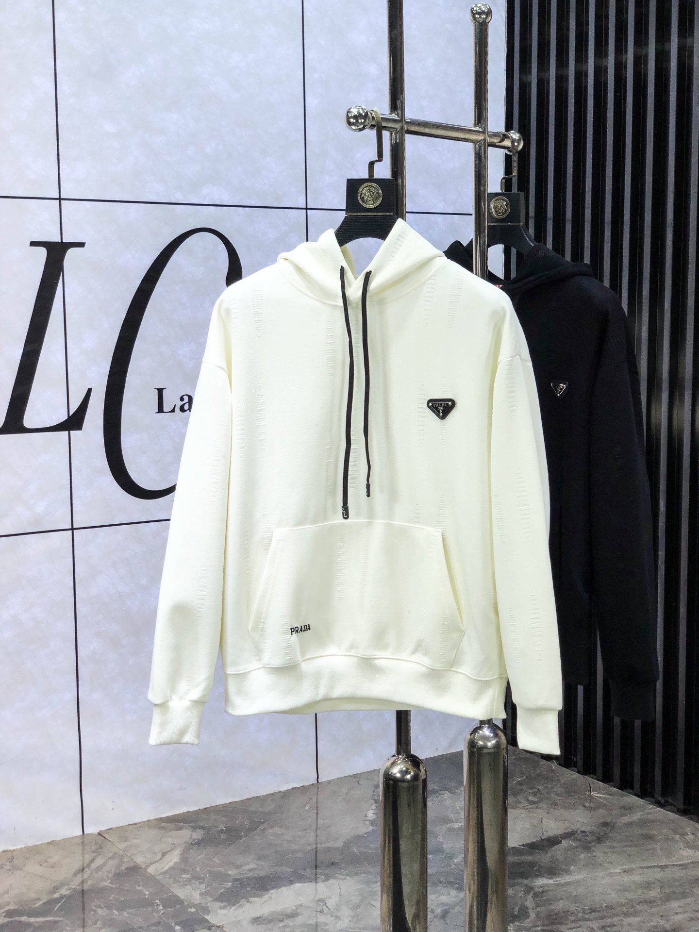 NO:643984,.Prada.2025 autumn and winter new letter logo knitted cotton sweatshirt T-shirt channel boutique!  Urban series products, made with letter logo elements that are highly luxurious, a must-have style for high-end temperament types, a single product with a strong sense of style and charm!  Original customized imported double-sided water-soluble cotton fabric, 1f feels comfortable, the embroidered letter design effect is quite exquisite, fashionable, classic and versatile!  Size M—XXXL.m wears 175/130 pounds, prada, hoodie, sweatshirts, tees, t-shirt, alexander wang19860909.普拉达.2025秋冬新款字母logo针织棉卫衣T恤 渠道精品！都市系列产物,奢华程度满分的字母logo元素打造,高端气质型必入的极品款式,一款极具腔调感与魅力的单品！ 原版定制进口双面水溶棉面料,1f手感舒适,刺绣字母设计效果相当精致,时尚经典百搭！ 尺码M—XXXL.m穿175/130斤,,prada,hoodie,sweatshirts,tees，t-shirt,alexander wang,Men's clothing