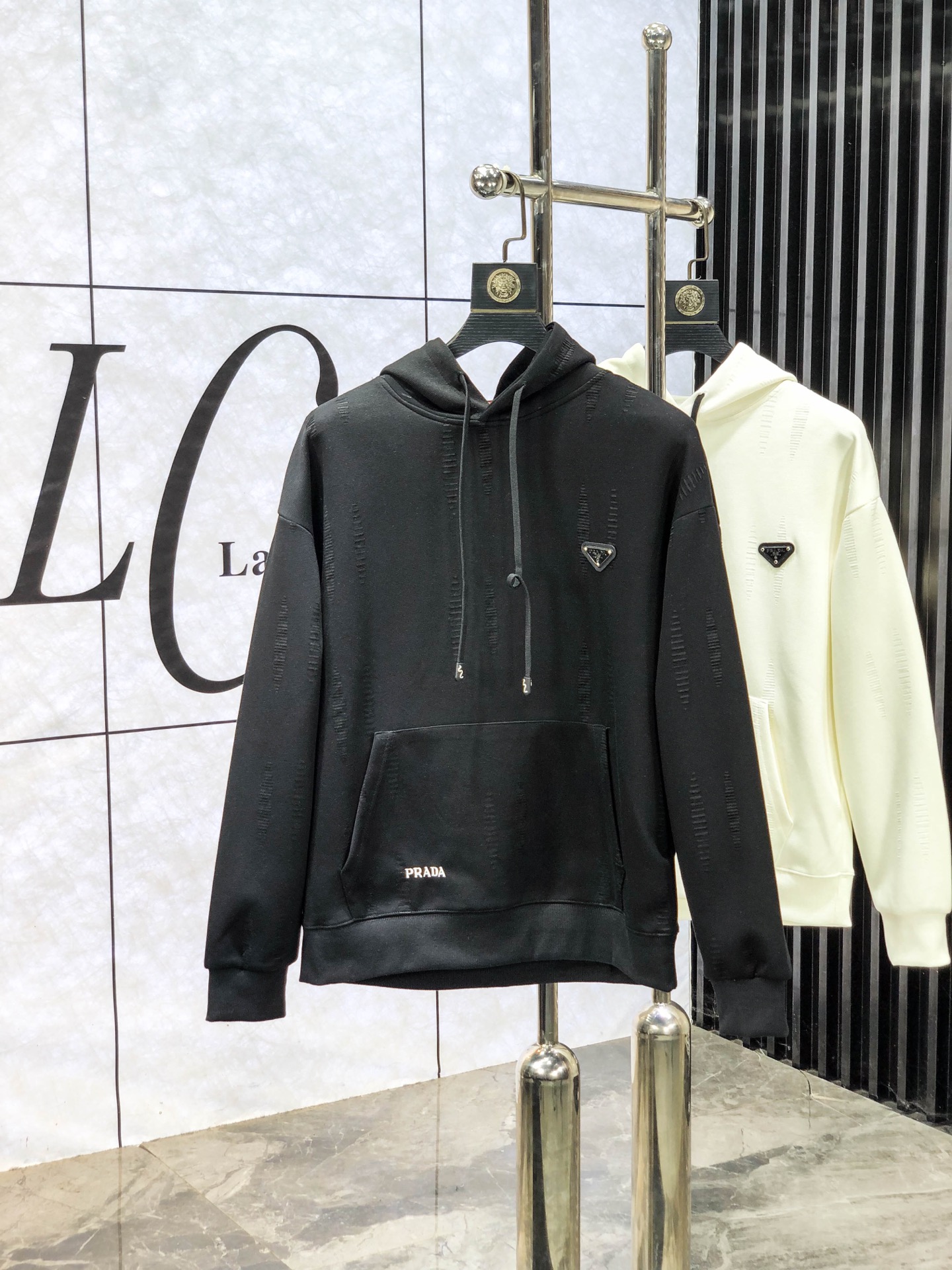 NO:684763,.Prada .2025 autumn and winter new letter logo knitted cotton sweatshirt T-shirt channel boutique!  Urban series products, made with letter logo elements that are highly luxurious, a must-have style for high-end temperament types, a single product with a strong sense of style and charm!  Original customized imported double-sided water-soluble cotton fabric, 1f feels comfortable, the embroidered letter design effect is quite exquisite, fashionable, classic and versatile!  Size M—XXXL. M wears 175/130 pounds, prada, hoodie, sweatshirts, tees, t-shirt,19860909.普拉达 .2025秋冬新款字母logo针织棉卫衣T恤 渠道精品！都市系列产物,奢华程度满分的字母logo元素打造,高端气质型必入的极品款式,一款极具腔调感与魅力的单品！ 原版定制进口双面水溶棉面料,1f手感舒适,刺绣字母设计效果相当精致,时尚经典百搭！ 尺码M—XXXL.m穿175/130斤,,prada,hoodie,sweatshirts,tees，t-shirt,,Men's clothing