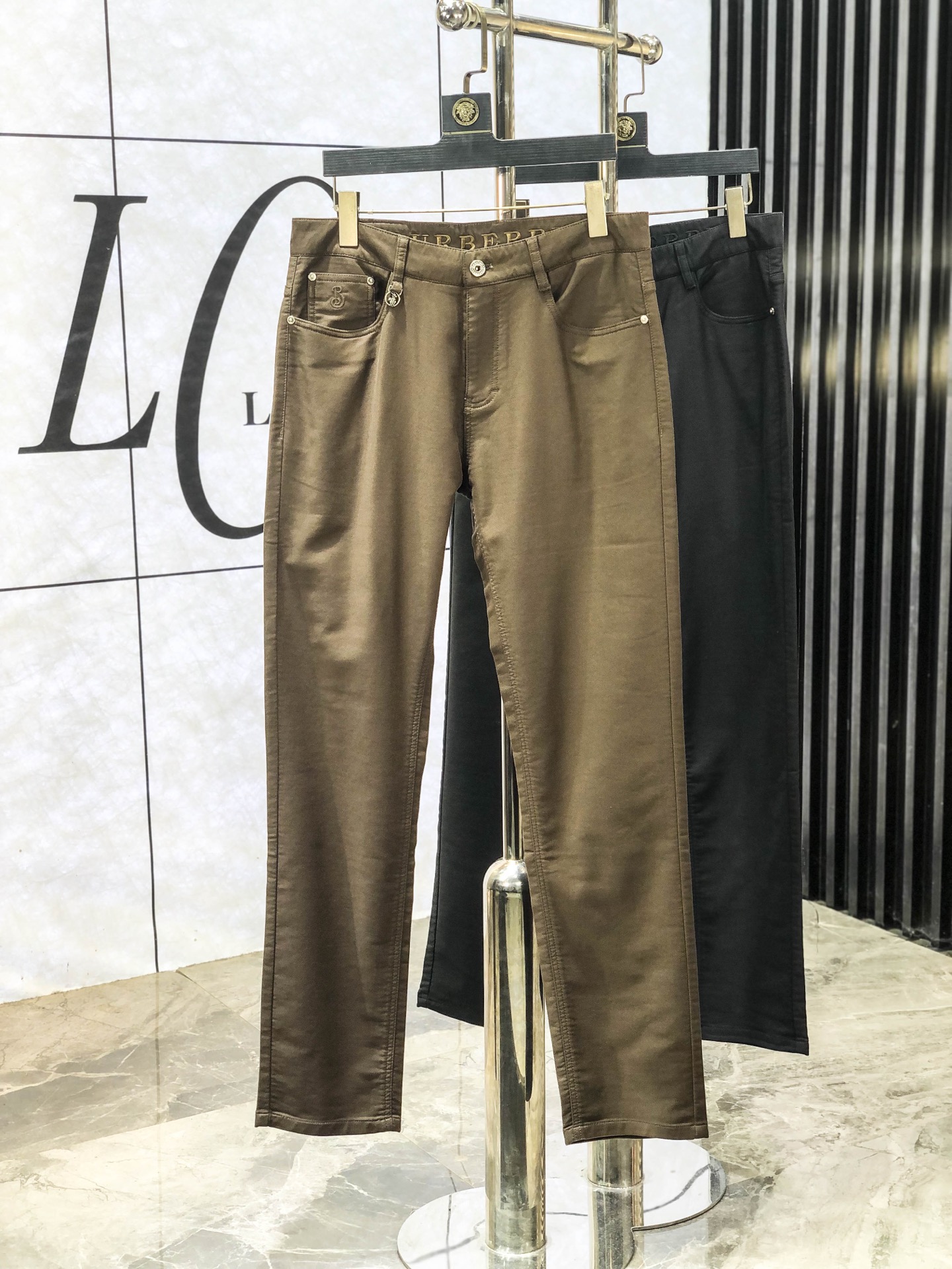 NO:624217,.Burberry. 2025 autumn and winter new casual trousers and trousers, available simultaneously on the official website, trousers body craftsmanship design, imported customer-supplied accessories, fabric customization, OEM products are exempted from inspection!  Every detail is made to the extreme, original hardware accessories, full of fashionable style, stylish and handsome upper body, a must-have item for fashionable people!  Code number 30-38,,burberry,alexander wang19860909.巴宝莉.2025秋冬新品休闲裤西裤,官网同步发售,裤身工艺设计,进口客供辅料、面料定制,代工厂出品免检！每个细节做到极致,原版五金配件,h潮范十足、上身有型帅气,f潮人必备单品！ 码数30-38,,burberry,alexander wang,Men's clothing