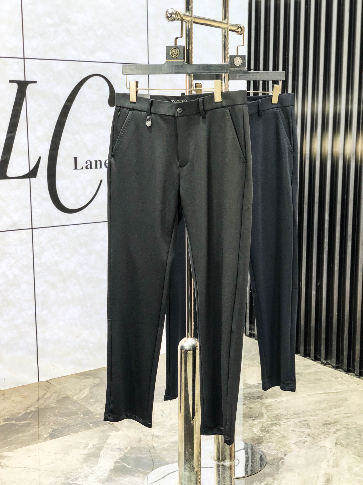 NO:624193,.Boss.2025 new autumn and winter casual trousers and trousers, available simultaneously on the official website, trousers body craftsmanship design, imported customer-supplied accessories, fabric customization, OEM products are exempted from inspection!  Every detail is made to the extreme, original hardware accessories, full of fashionable style, stylish and handsome upper body, a must-have item for fashionable people!  Code number 30-38,,alexander wang19860909.Boss.2025秋冬新品休闲裤西裤,官网同步发售,裤身工艺设计,进口客供辅料、面料定制,代工厂出品免检！每个细节做到极致,原版五金配件,h潮范十足、上身有型帅气,f潮人必备单品！ 码数30-38,,alexander wang,Men's clothing