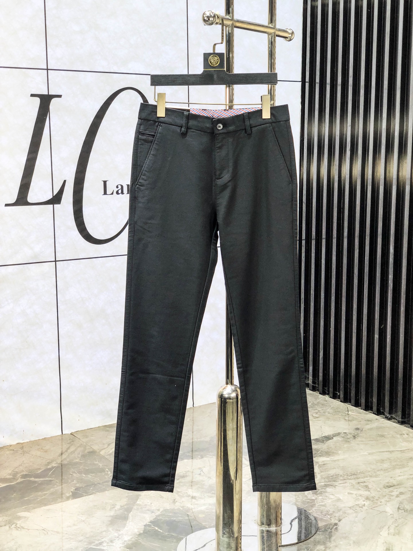 NO:624199,.Tommy.2025 autumn and winter new casual pants and trousers, available simultaneously on the official website, trousers body craftsmanship design, imported customer-supplied accessories, fabric customization, OEM products are exempted from inspection!  Every detail is made to the extreme, original hardware accessories, full of fashionable style, stylish and handsome upper body, a must-have item for fashionable people!  Code number 30-38,,tom ford,alexander wang19860909.Tommy.2025秋冬新品休闲裤西裤,官网同步发售,裤身工艺设计,进口客供辅料、面料定制,代工厂出品免检！每个细节做到极致,原版五金配件,h潮范十足、上身有型帅气,f潮人必备单品！ 码数30-38,,tom ford,alexander wang,Men's clothing