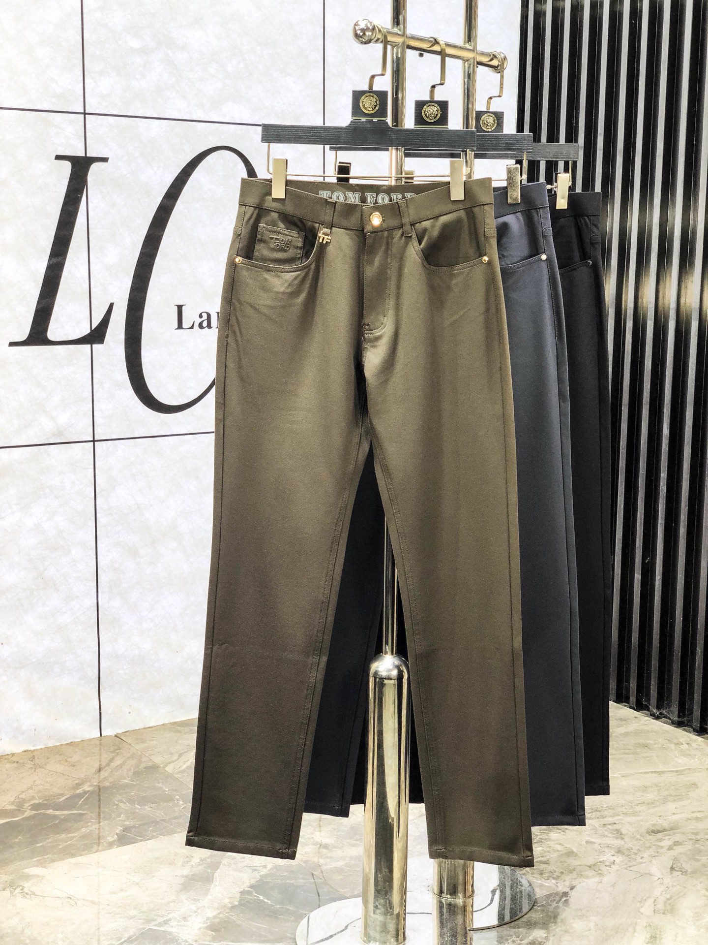 NO:624205,.TF.2025 new autumn and winter casual pants and trousers, available simultaneously on the official website, trousers body craftsmanship design, imported customer-supplied accessories, fabric customization, OEM products are exempted from inspection!  Every detail is made to the extreme, original hardware accessories, full of fashionable style, stylish and handsome upper body, a must-have item for fashionable people!  Code number 30-38,,tom ford,alexander wang19860909.TF.2025秋冬新品休闲裤西裤,官网同步发售,裤身工艺设计,进口客供辅料、面料定制,代工厂出品免检！每个细节做到极致,原版五金配件,h潮范十足、上身有型帅气,f潮人必备单品！ 码数30-38,,tom ford,alexander wang,Men's clothing