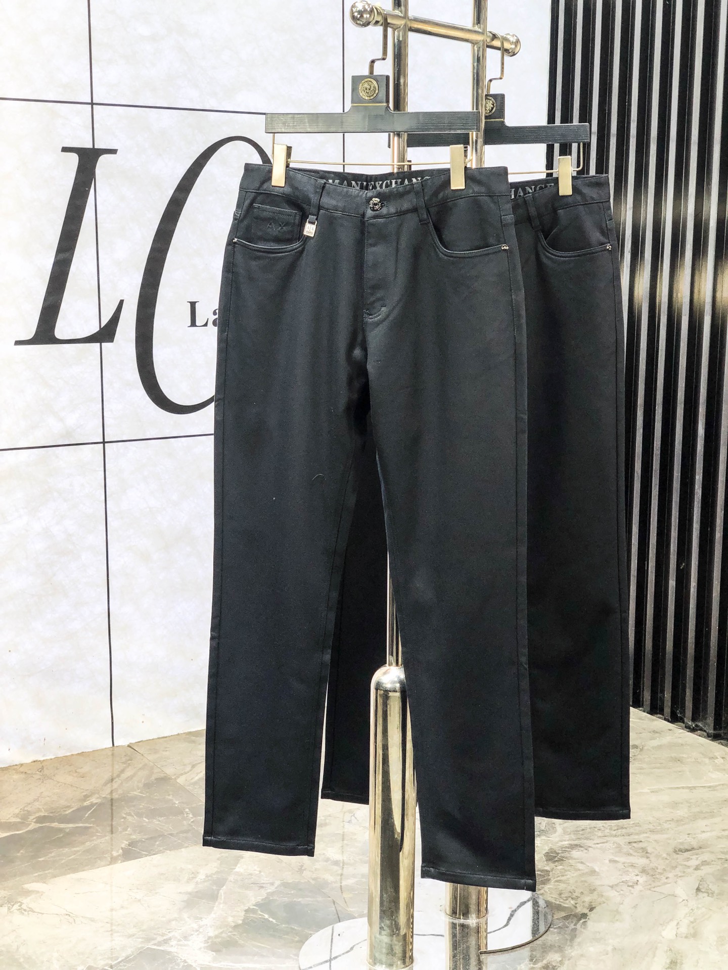 NO:624211,.Armani. 2025 autumn and winter new casual trousers and trousers, sold simultaneously on the official website, trousers body craftsmanship design, imported customer-supplied accessories, fabric customization, OEM products are exempted from inspection!  Every detail is made to the extreme, original hardware accessories, full of fashionable style, stylish and handsome upper body, a must-have item for fashionable people!  Code number 30-38,,armani,alexander wang19860909.阿玛尼.2025秋冬新品休闲裤西裤,官网同步发售,裤身工艺设计,进口客供辅料、面料定制,代工厂出品免检！每个细节做到极致,原版五金配件,h潮范十足、上身有型帅气,f潮人必备单品！ 码数30-38,,armani,alexander wang,Men's clothing