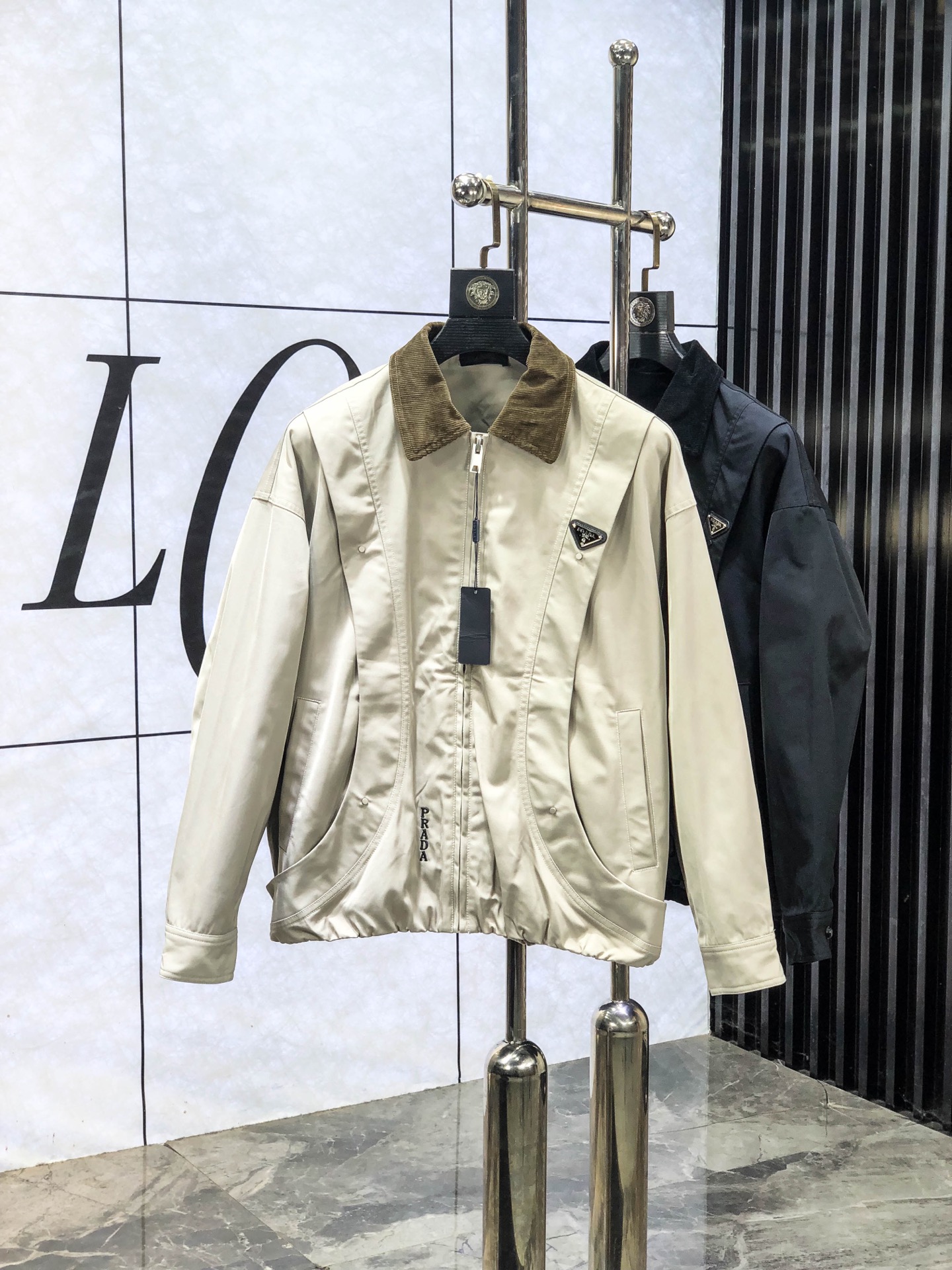 NO:624223,.Prada. 2025 new autumn and winter men's windbreaker jackets, original products, 1f a British traditional style luxury brand, its multi-level product series meets the needs of consumers of different ages and genders, men's windbreaker jackets, a classic model that must be released every year on the official website, simple design of the whole dress  Design, three-dimensional tailoring and straight upper body, keeping warm in autumn and winter while looking younger and more fashionable. The whole product is pure and original, with single-breasted decoration for access control. Once this style was released, all major counters were sold out. It is a high-end men's elite business casual style.…………………………………………  SizeM-3XL,,prada,fendi,jackets & coats,jackets & coats,alexander wang19860909.普拉达.2025年秋冬新款男士风衣夹克,原单臻品,1f家英国传统风格的奢侈品牌,其多层次的产品系列满足了不同年龄和性别消费者需求,男士风衣外套,家官网每年必出的经典款,全衣简洁设计,立体剪裁上身挺拔,秋冬穿着保暖的同时更加年轻时尚感,全品相纯原单,门禁单排扣装饰,此款一经发布,各大柜台抢购一空,高端男士精英商务休闲款.………………………………………………… SizeM-3XL,,prada,fendi,jackets & coats,jackets & coats,alexander wang,Men's clothing