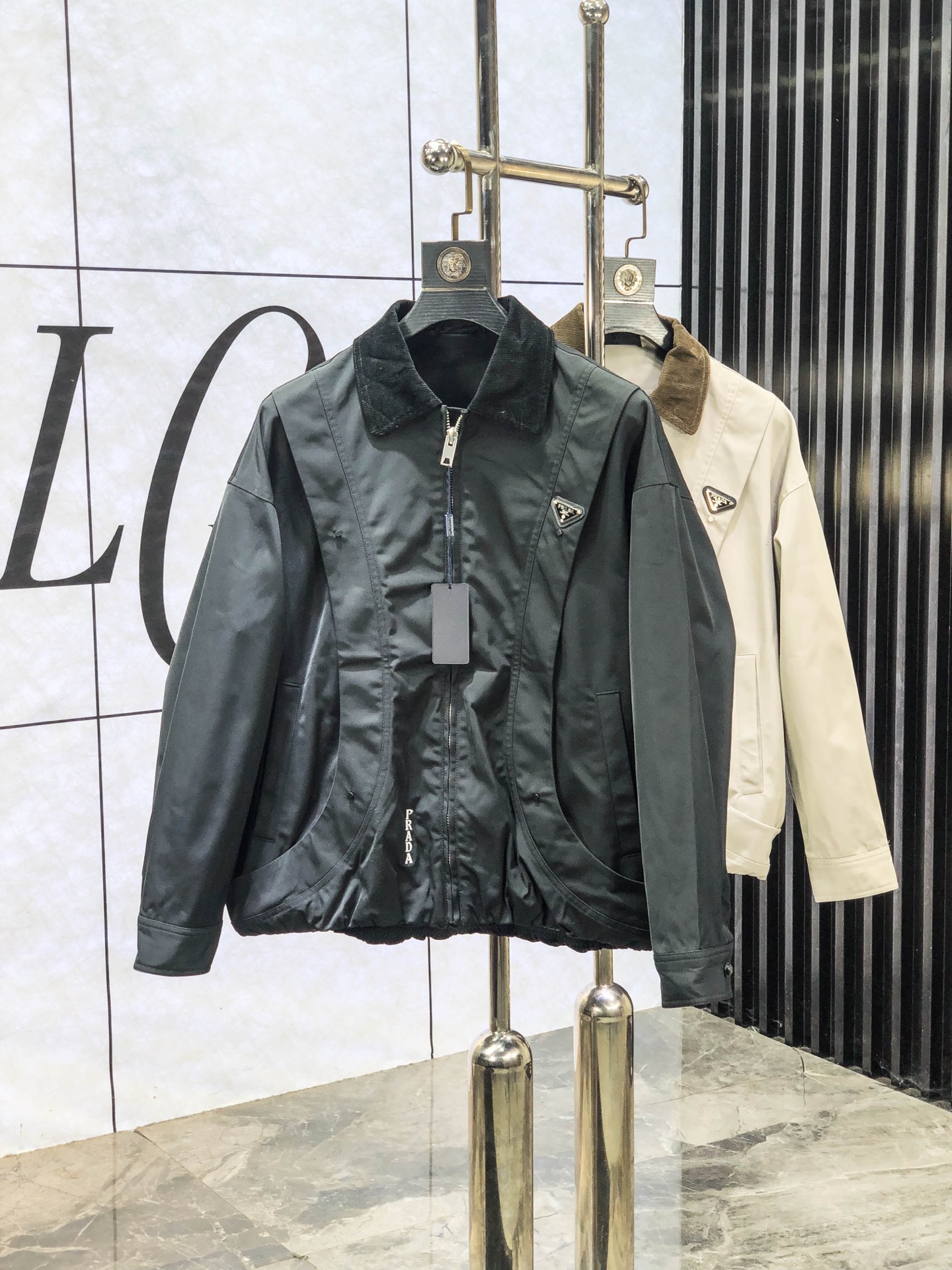 NO:624228,.Prada. 2025 new autumn and winter men's windbreaker jackets, original products, 1f a British traditional style luxury brand, its multi-level product series meets the needs of consumers of different ages and genders, men's windbreaker jackets, a classic model that must be released every year on the official website, simple design of the whole dress  Design, three-dimensional tailoring and straight upper body, keeping warm in autumn and winter while looking younger and more fashionable. The whole product is pure and original, with single-breasted decoration for access control. Once this style was released, all major counters were sold out. It is a high-end men's elite business casual style.…………………………………………  SizeM-3XL. Please state your height and weight when placing an order, prada, fendi, jackets & coats, jackets & coats, alexander wang19860909.普拉达.2025年秋冬新款男士风衣夹克,原单臻品,1f家英国传统风格的奢侈品牌,其多层次的产品系列满足了不同年龄和性别消费者需求,男士风衣外套,家官网每年必出的经典款,全衣简洁设计,立体剪裁上身挺拔,秋冬穿着保暖的同时更加年轻时尚感,全品相纯原单,门禁单排扣装饰,此款一经发布,各大柜台抢购一空,高端男士精英商务休闲款.………………………………………………… SizeM-3XL.下单报身高体重,,prada,fendi,jackets & coats,jackets & coats,alexander wang,Men's clothing