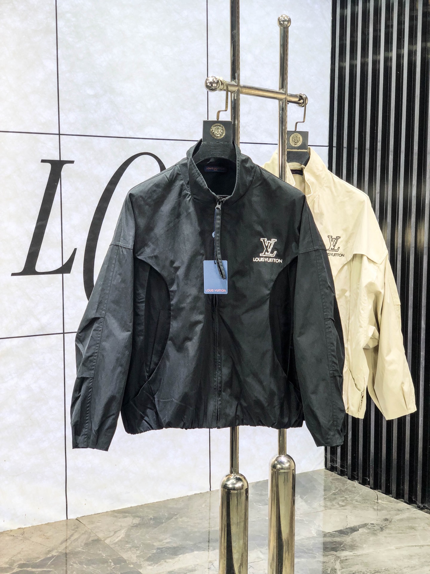 NO:624230,.Lv. 2025 new autumn and winter men's windbreaker jacket, original exquisite product, 1f is a British traditional style luxury brand. Its multi-level product series meets the needs of consumers of different ages and genders. Men's windbreaker jacket is a classic model that must be released every year on the official website of 1f. The whole dress is simple in design.  Design, three-dimensional tailoring and straight upper body, keeping warm in autumn and winter while looking younger and more fashionable. The whole product is pure and original, with single-breasted decoration for access control. Once this style was released, all major counters were sold out. It is a high-end men's elite business casual style.…………………………………………  SizeM-3XL. Place an order and state your height and weight,,louis vuitton,fendi,jackets & coats,jackets & coats,alexander wang19860909.Lv.2025年秋冬新款男士风衣夹克,原单臻品,1f家英国传统风格的奢侈品牌,其多层次的产品系列满足了不同年龄和性别消费者需求,男士风衣外套,家官网每年必出的经典款,全衣简洁设计,立体剪裁上身挺拔,秋冬穿着保暖的同时更加年轻时尚感,全品相纯原单,门禁单排扣装饰,此款一经发布,各大柜台抢购一空,高端男士精英商务休闲款.………………………………………………… SizeM-3XL.下单报身高体重,,louis vuitton,fendi,jackets & coats,jackets & coats,alexander wang,Men's clothing