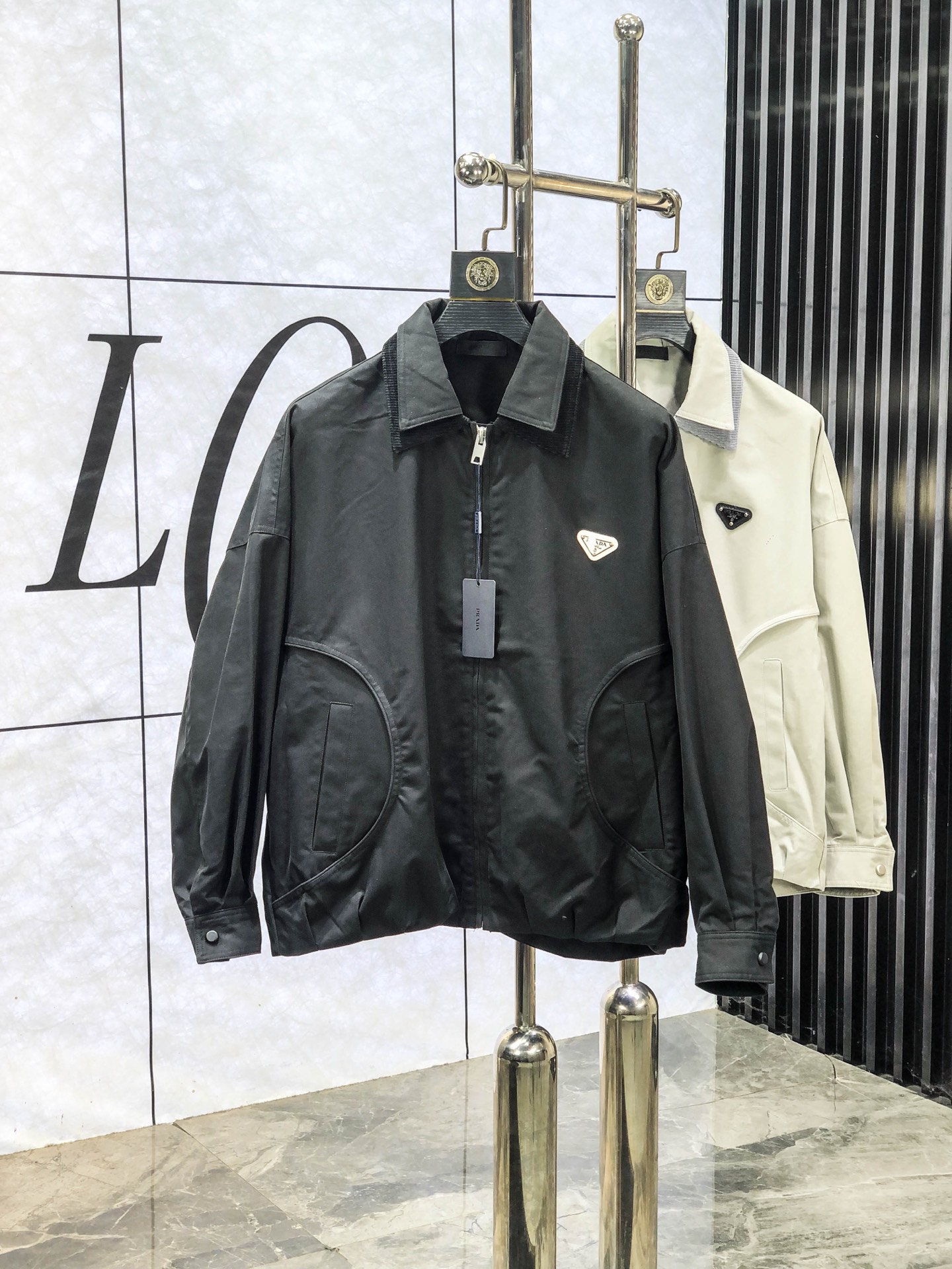 NO:624234,.Prada. 2025 new autumn and winter men's windbreaker jackets, original products, 1f a British traditional style luxury brand, its multi-level product series meets the needs of consumers of different ages and genders, men's windbreaker jackets, a classic model that must be released every year on the official website, simple design of the whole dress  Design, three-dimensional tailoring and straight upper body, keeping warm in autumn and winter while looking younger and more fashionable. The whole product is pure and original, with single-breasted decoration for access control. Once this style was released, all major counters were sold out. It is a high-end men's elite business casual style.…………………………………………  SizeM-3XL. Please state your height and weight when placing an order, prada, fendi, jackets & coats, jackets & coats, alexander wang19860909.普拉达.2025年秋冬新款男士风衣夹克,原单臻品,1f家英国传统风格的奢侈品牌,其多层次的产品系列满足了不同年龄和性别消费者需求,男士风衣外套,家官网每年必出的经典款,全衣简洁设计,立体剪裁上身挺拔,秋冬穿着保暖的同时更加年轻时尚感,全品相纯原单,门禁单排扣装饰,此款一经发布,各大柜台抢购一空,高端男士精英商务休闲款.………………………………………………… SizeM-3XL.下单报身高体重,,prada,fendi,jackets & coats,jackets & coats,alexander wang,Men's clothing