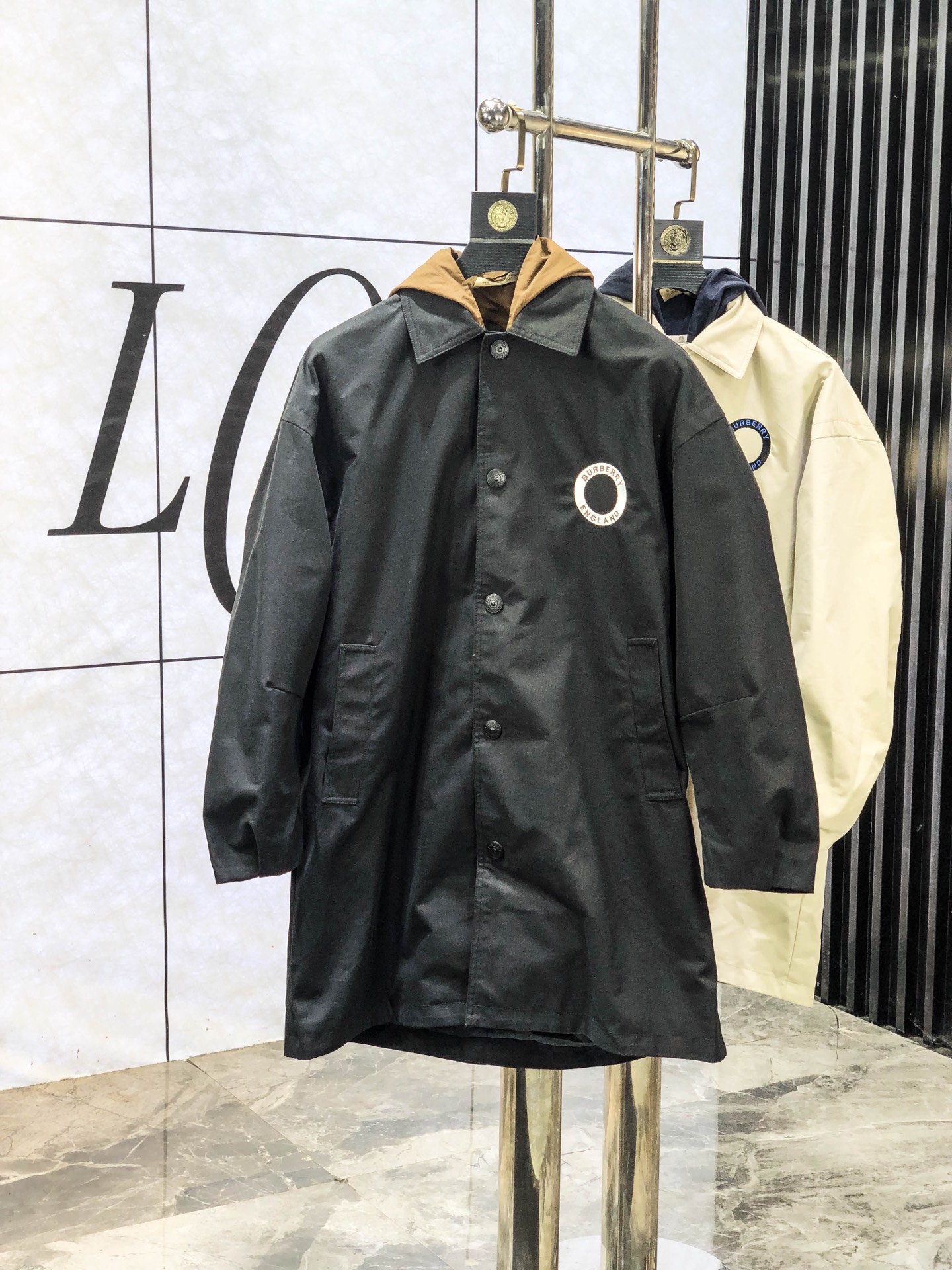 NO:624242,.Burberry. 2025 new autumn and winter men's windbreaker jackets, original products, 1f a British traditional style luxury brand, its multi-level product series meets the needs of consumers of different ages and genders, men's windbreaker jackets, a classic model that must be released every year on the official website of 1f, the whole dress is simple in design  Design, three-dimensional tailoring and straight upper body, keeping warm in autumn and winter while looking younger and more fashionable. The whole product is pure and original, with single-breasted decoration for access control. Once this style was released, all major counters were sold out. It is a high-end men's elite business casual style.…………………………………………  SizeM-3XL. Please state your height and weight when placing an order,,burberry,fendi,jackets & coats,jackets & coats,alexander wang19860909.巴宝莉.2025年秋冬新款男士风衣夹克,原单臻品,1f家英国传统风格的奢侈品牌,其多层次的产品系列满足了不同年龄和性别消费者需求,男士风衣外套,家官网每年必出的经典款,全衣简洁设计,立体剪裁上身挺拔,秋冬穿着保暖的同时更加年轻时尚感,全品相纯原单,门禁单排扣装饰,此款一经发布,各大柜台抢购一空,高端男士精英商务休闲款.………………………………………………… SizeM-3XL.下单报身高体重,,burberry,fendi,jackets & coats,jackets & coats,alexander wang,Men's clothing