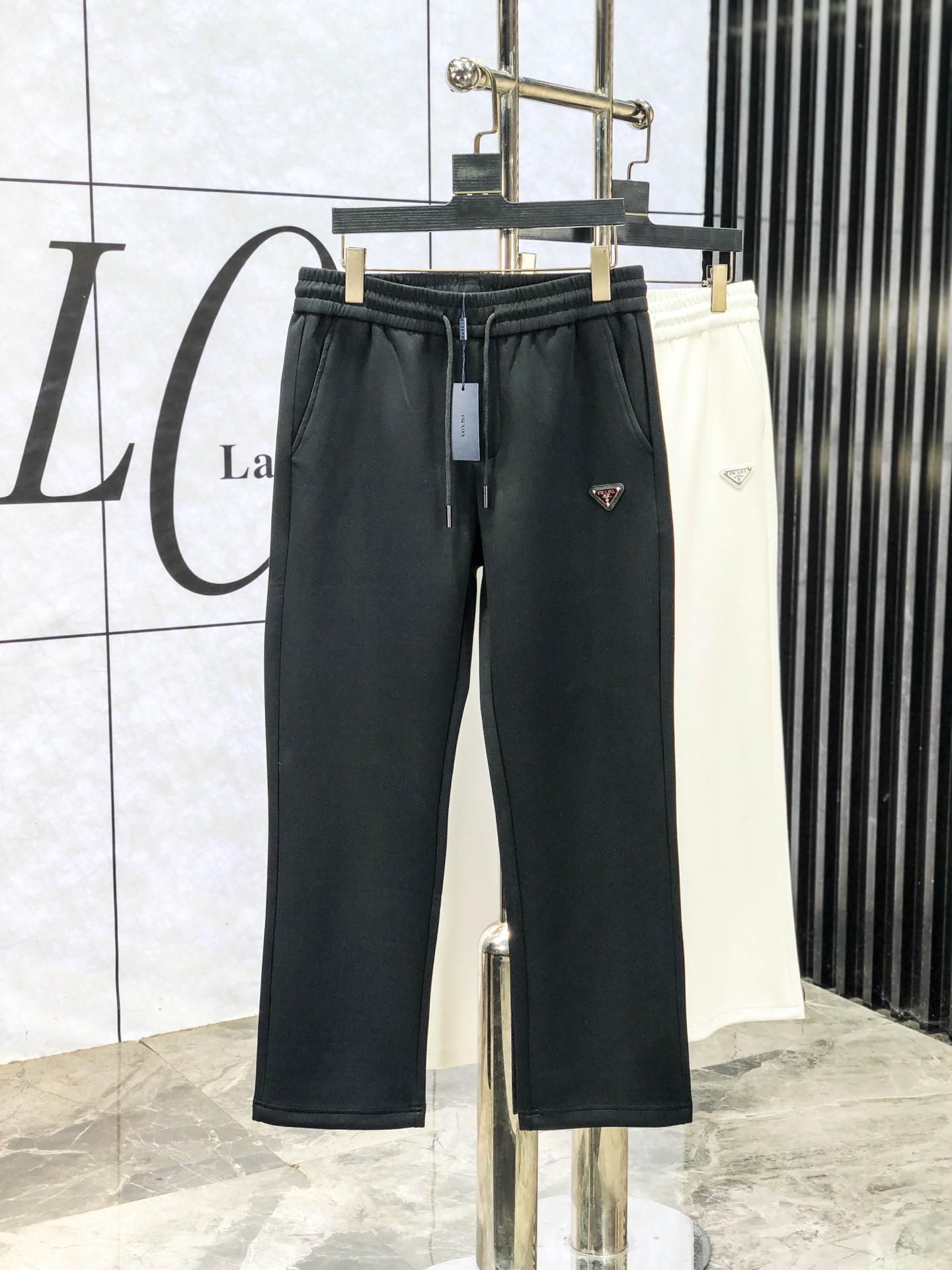 NO:614408,.Prada. 2025 autumn and winter new products are launched simultaneously at the counter. High-quality fashionable casual pants made from original orders. Super versatile. Exclusively customized fabrics, soft and delicate feel, comfortable next to the body, and super stylish on the upper body! The latest hardware accessories from the original custom shop. Super beautiful shape, long upper body and slender legs. The lining and wiring are impeccable. It can be attended to any occasion. Once again, the fabric is very, very classy! Size m-3xL.m wears 28.29, prada, alexander wang19860909.普拉达.25年秋冬专柜新品同步上市.原单订制高品质时尚休闲裤.超级百搭款.独家定制面料,手感细腻柔软,贴身舒适,上身超有型！原版定制专柜最新五金辅料.超靓版型、上身显腿修长,內里,走线都无可挑剔,任何场合都可出席,再次强调面料非常非常显档次！码数m-3xL.m穿28.29,,prada,alexander wang,Men's clothing