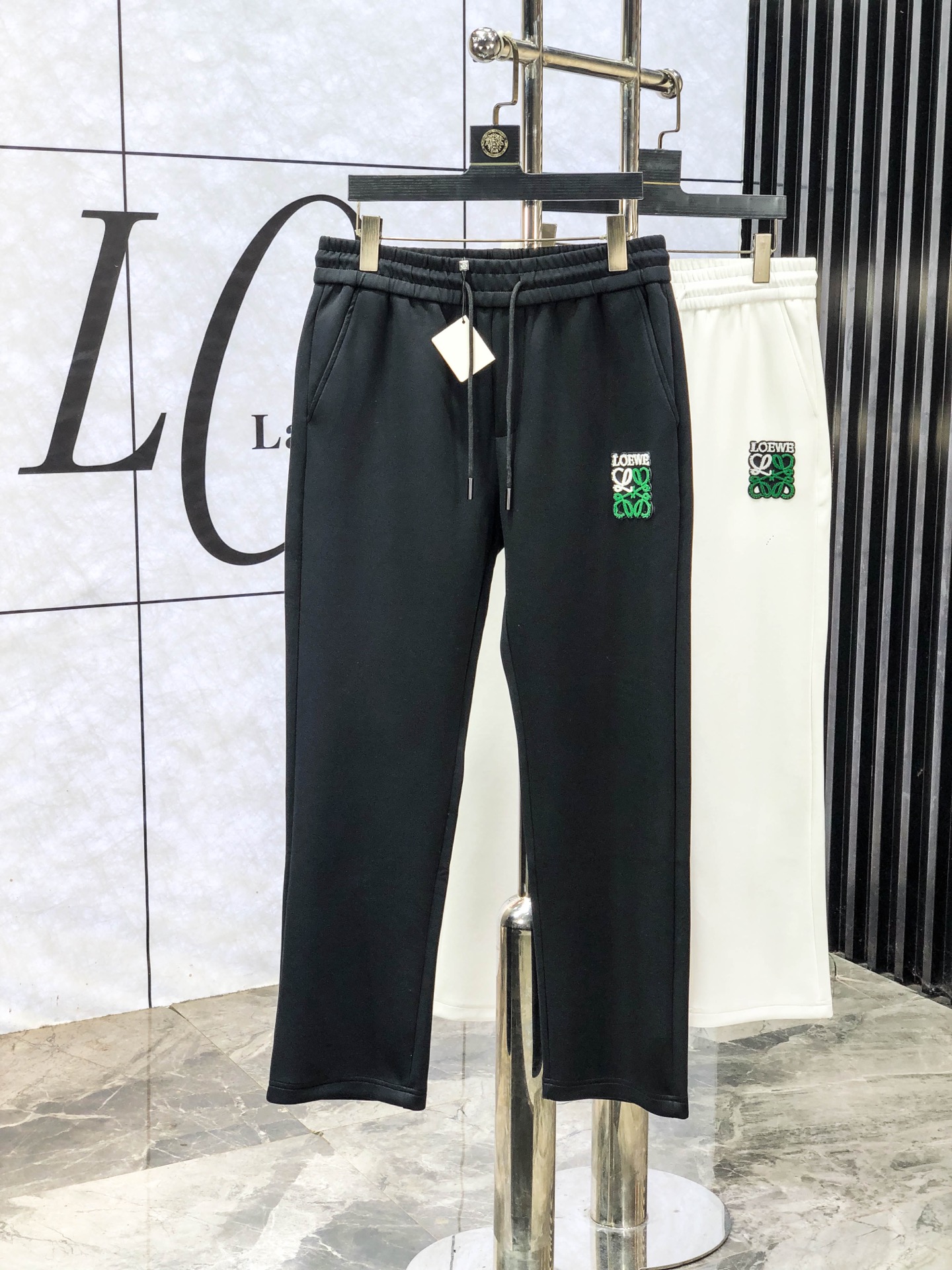 NO:614412,.Loewe. New products from the 25th autumn and winter counters are launched simultaneously. High-quality fashionable casual pants made from original orders. Super versatile. Exclusively customized fabrics, with a delicate and soft feel, comfortable close-fitting, and a super stylish upper body! The latest hardware accessories from the original custom shop. Super beautiful shape, long upper body and slender legs. The lining and wiring are impeccable. It can be attended to any occasion. Once again, the fabric is very, very classy! Size m-3xL.m wears 28.29,,loewe,alexander wang19860909.罗意威.25年秋冬专柜新品同步上市.原单订制高品质时尚休闲裤.超级百搭款.独家定制面料,手感细腻柔软,贴身舒适,上身超有型！原版定制专柜最新五金辅料.超靓版型、上身显腿修长,內里,走线都无可挑剔,任何场合都可出席,再次强调面料非常非常显档次！码数m-3xL.m穿28.29,,loewe,alexander wang,Men's clothing