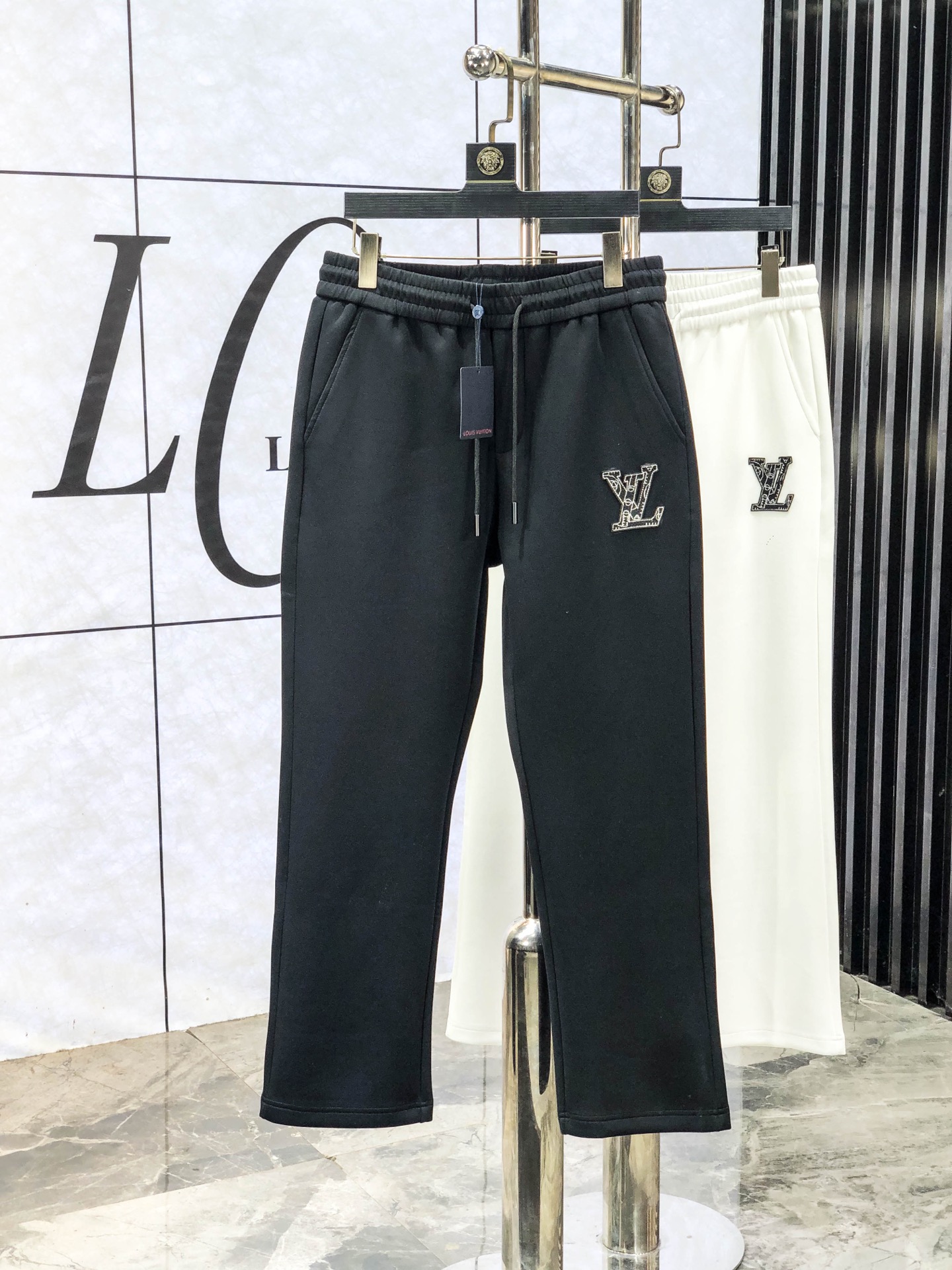 NO:614416,.Lv.25 new autumn and winter counter products are on the market at the same time. High-quality fashionable casual pants made from original orders. Super versatile. Exclusively customized fabrics, delicate and soft to the touch, comfortable to the body, and super stylish on the upper body! The latest hardware accessories from the original custom shop. Super beautiful shape, long upper body and slender legs. The lining and wiring are impeccable. It can be attended to any occasion. Once again, the fabric is very, very classy! Size m-3xL.m wears 28.29, Louis Vuitton, Alexander Wang19860909.Lv.25年秋冬专柜新品同步上市.原单订制高品质时尚休闲裤.超级百搭款.独家定制面料,手感细腻柔软,贴身舒适,上身超有型！原版定制专柜最新五金辅料.超靓版型、上身显腿修长,內里,走线都无可挑剔,任何场合都可出席,再次强调面料非常非常显档次！码数m-3xL.m穿28.29,,louis vuitton,alexander wang,Men's clothing