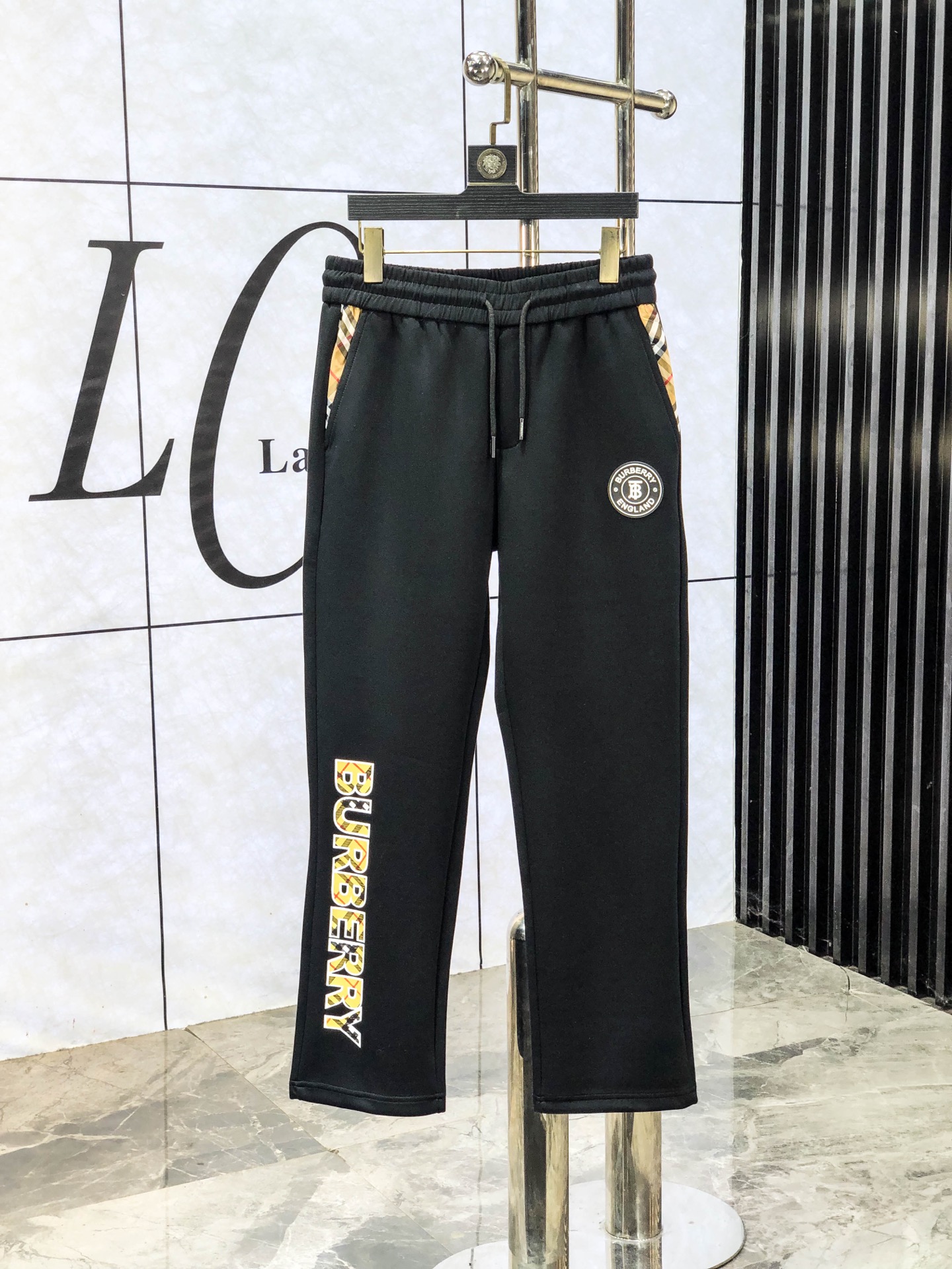 NO:614420,.Burberry. 2025 autumn and winter new counter products are launched simultaneously. High-quality fashionable casual pants made from original orders. Super versatile. Exclusively customized fabrics, soft and delicate feel, comfortable to the body, and super stylish on the upper body! The latest hardware accessories from the original custom shop. Super beautiful shape, long upper body and slender legs. The lining and wiring are impeccable. It can be attended to any occasion. Once again, the fabric is very, very classy! Size m-3xL.m wears 28.29,,burberry,alexander wang19860909.巴宝莉.25年秋冬专柜新品同步上市.原单订制高品质时尚休闲裤.超级百搭款.独家定制面料,手感细腻柔软,贴身舒适,上身超有型！原版定制专柜最新五金辅料.超靓版型、上身显腿修长,內里,走线都无可挑剔,任何场合都可出席,再次强调面料非常非常显档次！码数m-3xL.m穿28.29,,burberry,alexander wang,Men's clothing