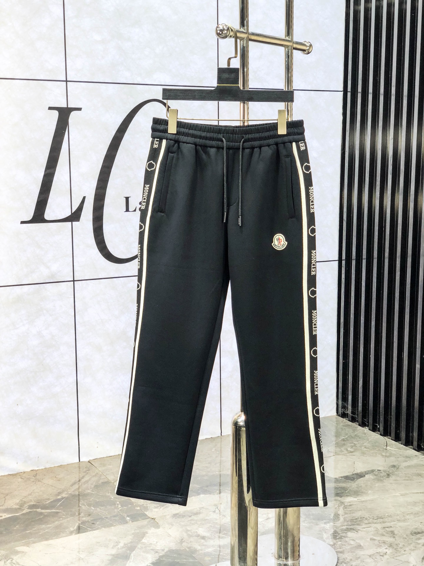 NO:614424,. Meng Mouth. New products in the 25th autumn and winter counters are launched simultaneously. High-quality fashionable casual pants made from original orders. Super versatile. Exclusively customized fabrics, soft and delicate feel, comfortable next to the body, and super stylish on the upper body! The latest hardware accessories from the original custom shop. Super beautiful shape, long upper body and slender legs. The lining and wiring are impeccable. It can be attended to any occasion. Once again, the fabric is very, very classy! Size m-3xL.m wears 28.29,,Moncler,alexander wang19860909.蒙口.25年秋冬专柜新品同步上市.原单订制高品质时尚休闲裤.超级百搭款.独家定制面料,手感细腻柔软,贴身舒适,上身超有型！原版定制专柜最新五金辅料.超靓版型、上身显腿修长,內里,走线都无可挑剔,任何场合都可出席,再次强调面料非常非常显档次！码数m-3xL.m穿28.29,,Moncler,alexander wang,Men's clothing