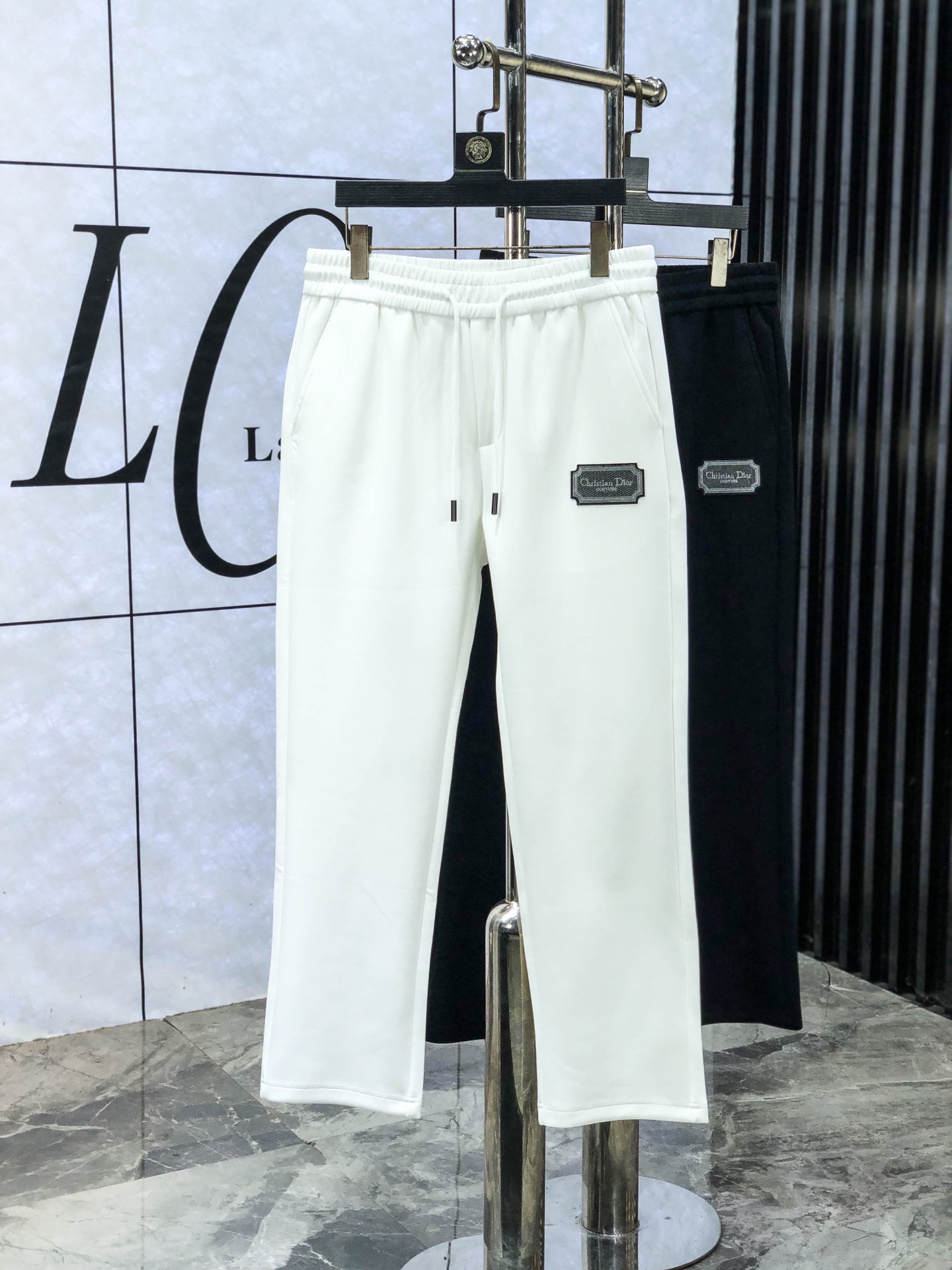 NO:614428,.Dior.25 new autumn and winter counter products are launched at the same time. High-quality fashionable casual pants made from original orders. Super versatile. Exclusively customized fabrics, delicate and soft to the touch, comfortable to the body, and super stylish on the upper body! The latest hardware accessories from the original custom shop. Super beautiful shape, long upper body and slender legs. The lining and wiring are impeccable. It can be attended to any occasion. Once again, the fabric is very, very classy! Size m-3xL.m wears 28.29, dior, alexander wang19860909.Dior.25年秋冬专柜新品同步上市.原单订制高品质时尚休闲裤.超级百搭款.独家定制面料,手感细腻柔软,贴身舒适,上身超有型！原版定制专柜最新五金辅料.超靓版型、上身显腿修长,內里,走线都无可挑剔,任何场合都可出席,再次强调面料非常非常显档次！码数m-3xL.m穿28.29,,dior,alexander wang,Men's clothing