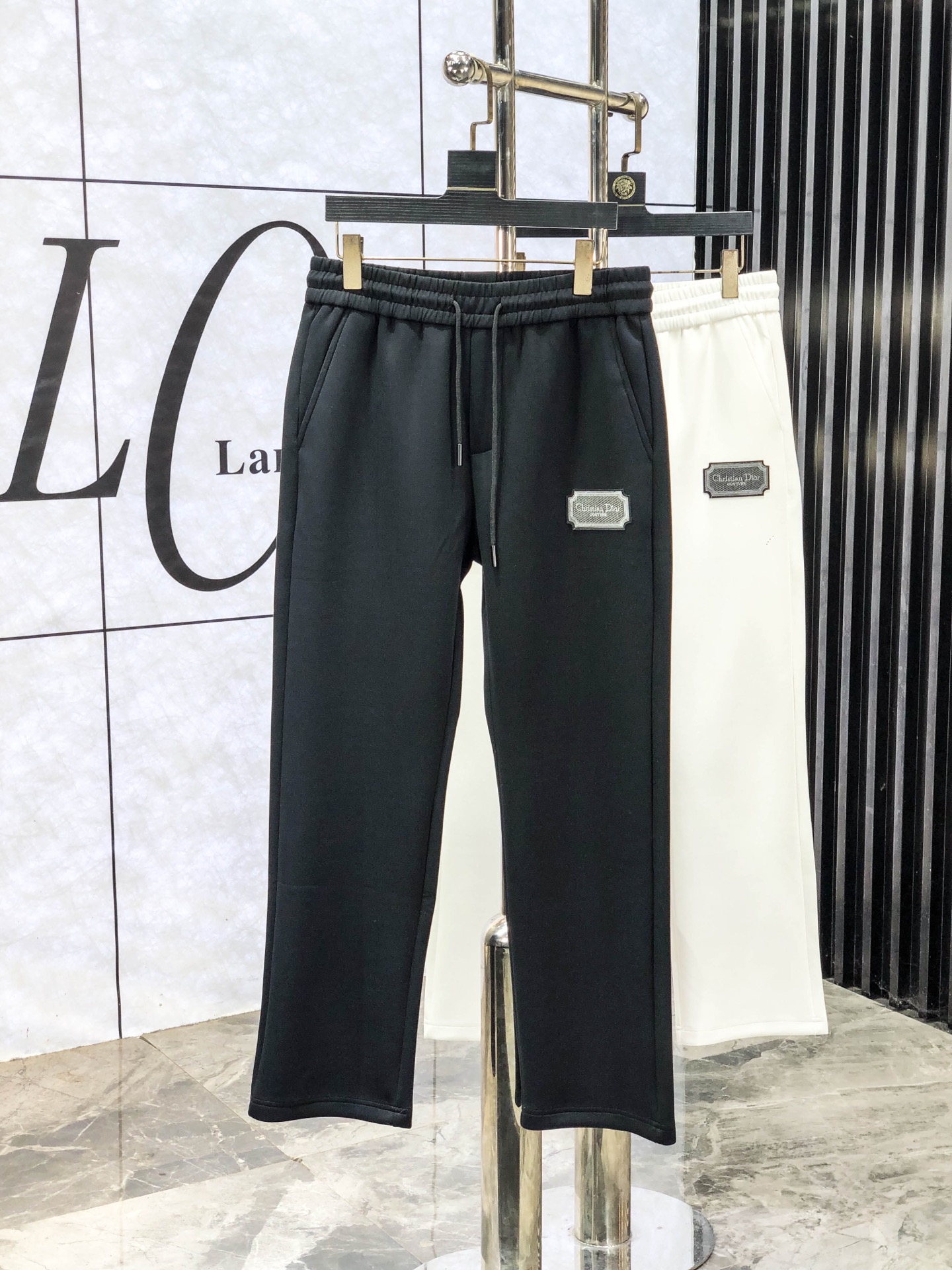 NO:614431,.Dior's 25th autumn and winter new products are launched simultaneously at the counter. High-quality fashionable casual pants made from original orders. Super versatile. Exclusively customized fabrics, with a delicate and soft feel, comfortable close-fitting, and a super stylish upper body! The latest hardware accessories from the original custom shop. Super beautiful shape, long upper body and slender legs. The lining and wiring are impeccable. It can be attended to any occasion. Once again, the fabric is very, very classy! Size m-3xL.m wears 28.29, dior, alexander wang19860909.Dior .25年秋冬专柜新品同步上市.原单订制高品质时尚休闲裤.超级百搭款.独家定制面料,手感细腻柔软,贴身舒适,上身超有型！原版定制专柜最新五金辅料.超靓版型、上身显腿修长,內里,走线都无可挑剔,任何场合都可出席,再次强调面料非常非常显档次！码数m-3xL.m穿28.29,,dior,alexander wang,Men's clothing