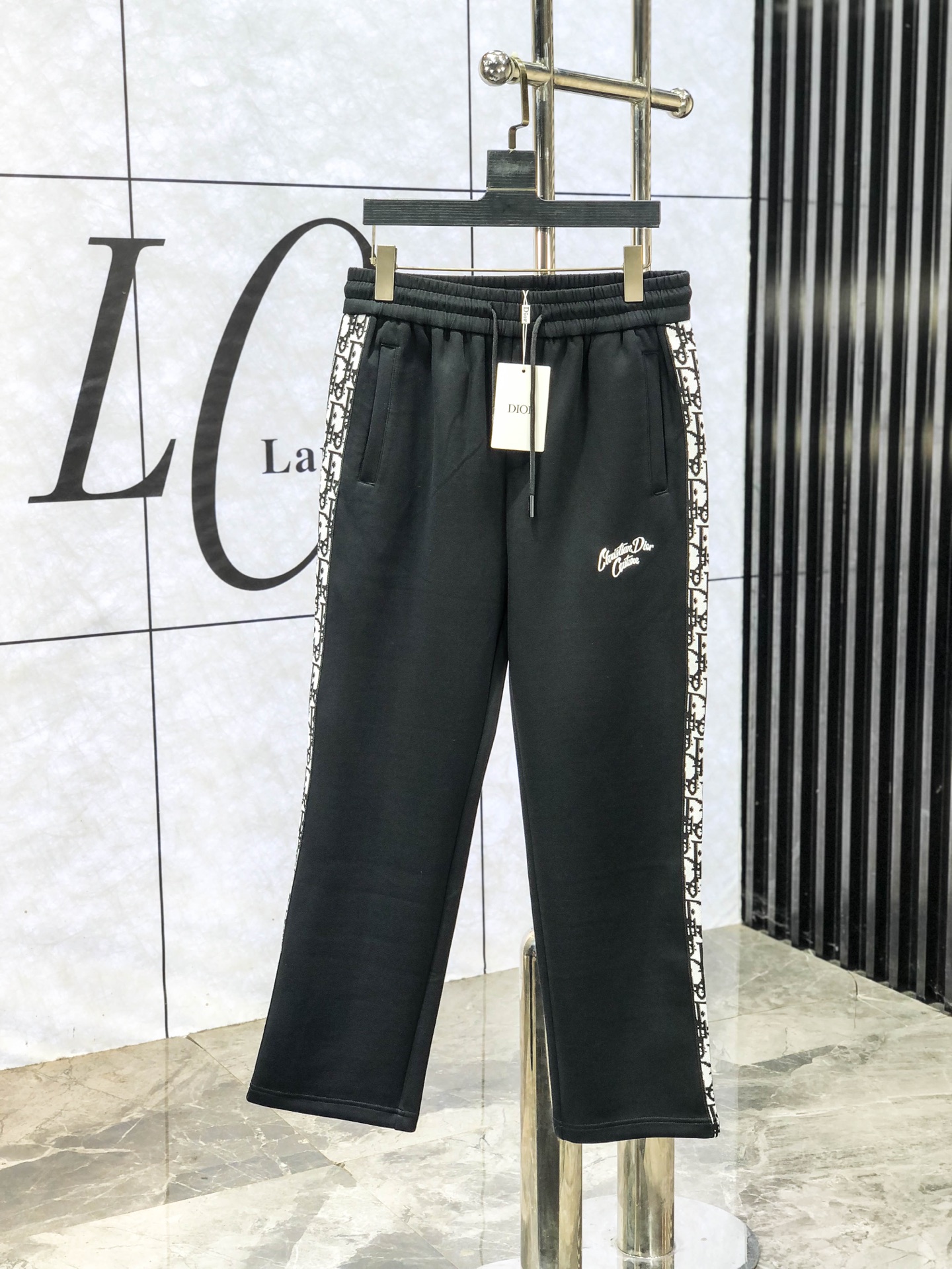 NO:614436,.Dior.25 new autumn and winter counter products are launched at the same time. High-quality fashionable casual pants made from original orders. Super versatile. Exclusively customized fabrics, delicate and soft to the touch, comfortable to the body, and super stylish on the upper body! The latest hardware accessories from the original custom shop. Super beautiful shape, long upper body and slender legs. The lining and wiring are impeccable. It can be attended to any occasion. Once again, the fabric is very, very classy! Size m-3xL.m wears 28.29, dior, alexander wang19860909.Dior.25年秋冬专柜新品同步上市.原单订制高品质时尚休闲裤.超级百搭款.独家定制面料,手感细腻柔软,贴身舒适,上身超有型！原版定制专柜最新五金辅料.超靓版型、上身显腿修长,內里,走线都无可挑剔,任何场合都可出席,再次强调面料非常非常显档次！码数m-3xL.m穿28.29,,dior,alexander wang,Men's clothing