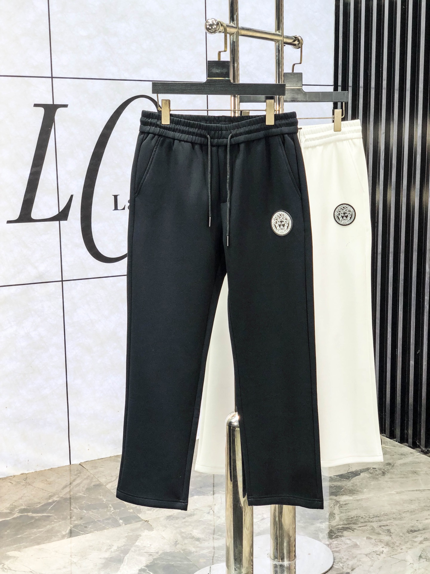 NO:614402,.Versace. New products from Versace's 2025 autumn and winter counters are on the market at the same time. High-quality fashionable casual pants made from original orders. Super versatile. Exclusively customized fabrics, delicate and soft to the touch, comfortable next to the body, and super stylish on the upper body! The latest hardware accessories from the original custom shop. Super beautiful shape, long upper body and slender legs. The lining and wiring are impeccable. It can be attended to any occasion. Once again, the fabric is very, very classy! Size m-3xL.m wears 28.29,,versace,alexander wang19860909.范思哲.25年秋冬专柜新品同步上市.原单订制高品质时尚休闲裤.超级百搭款.独家定制面料,手感细腻柔软,贴身舒适,上身超有型！原版定制专柜最新五金辅料.超靓版型、上身显腿修长,內里,走线都无可挑剔,任何场合都可出席,再次强调面料非常非常显档次！码数m-3xL.m穿28.29,,versace,alexander wang,Men's clothing