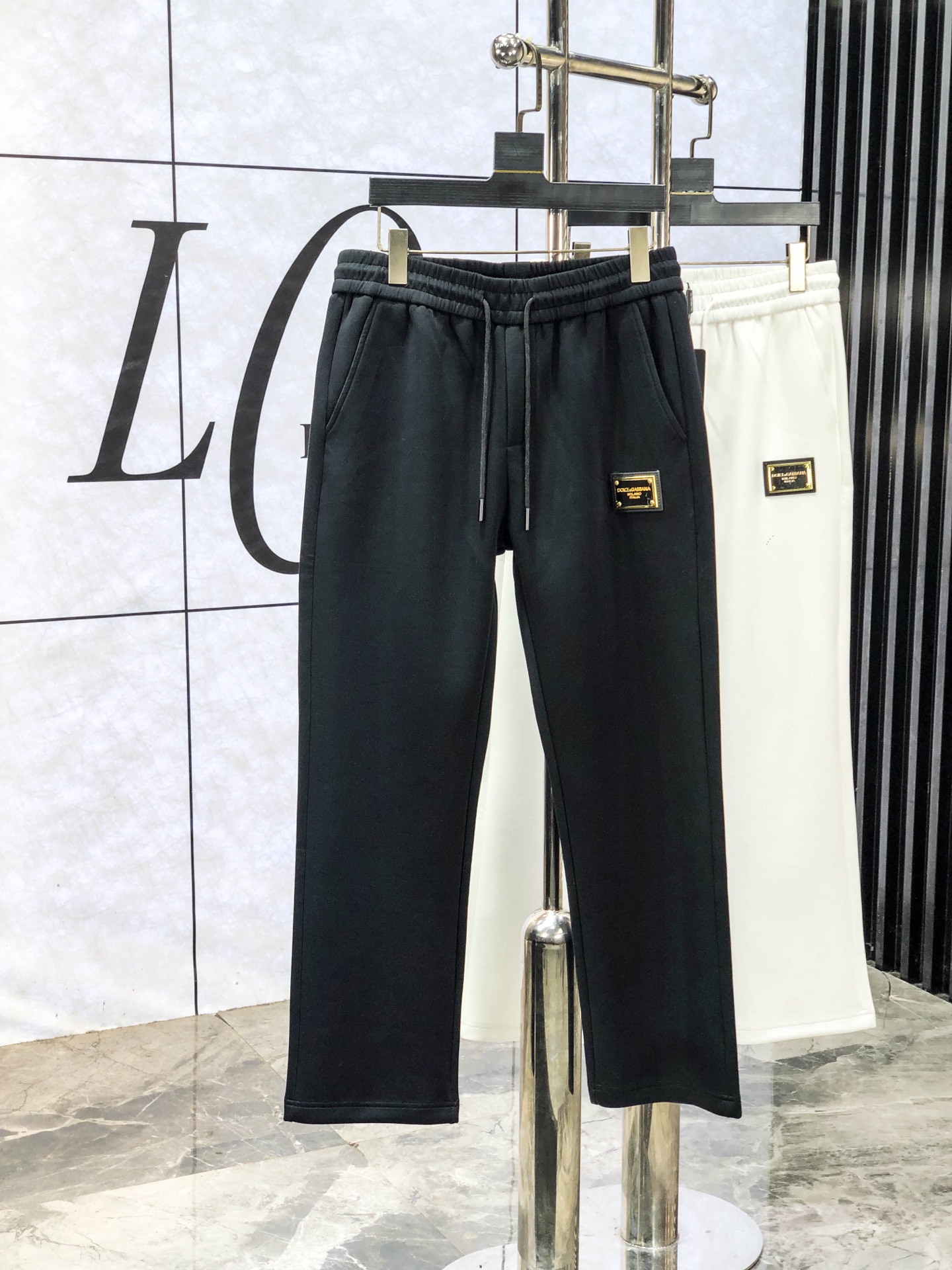 NO:614406,.D&G.25 new autumn and winter counter products are launched simultaneously. High-quality fashionable casual pants made from original orders. Super versatile. Exclusively customized fabrics, delicate and soft to the touch, comfortable next to the body, and super stylish on the upper body! The latest hardware accessories from the original custom shop. Super beautiful shape, long upper body and slender legs. The lining and wiring are impeccable. It can be attended to any occasion. Once again, the fabric is very, very classy! Size m-3xL.m wears 28.29,,Dolce&Gabbana,alexander wang19860909.D&G.25年秋冬专柜新品同步上市.原单订制高品质时尚休闲裤.超级百搭款.独家定制面料,手感细腻柔软,贴身舒适,上身超有型！原版定制专柜最新五金辅料.超靓版型、上身显腿修长,內里,走线都无可挑剔,任何场合都可出席,再次强调面料非常非常显档次！码数m-3xL.m穿28.29,,Dolce&Gabbana,alexander wang,Men's clothing