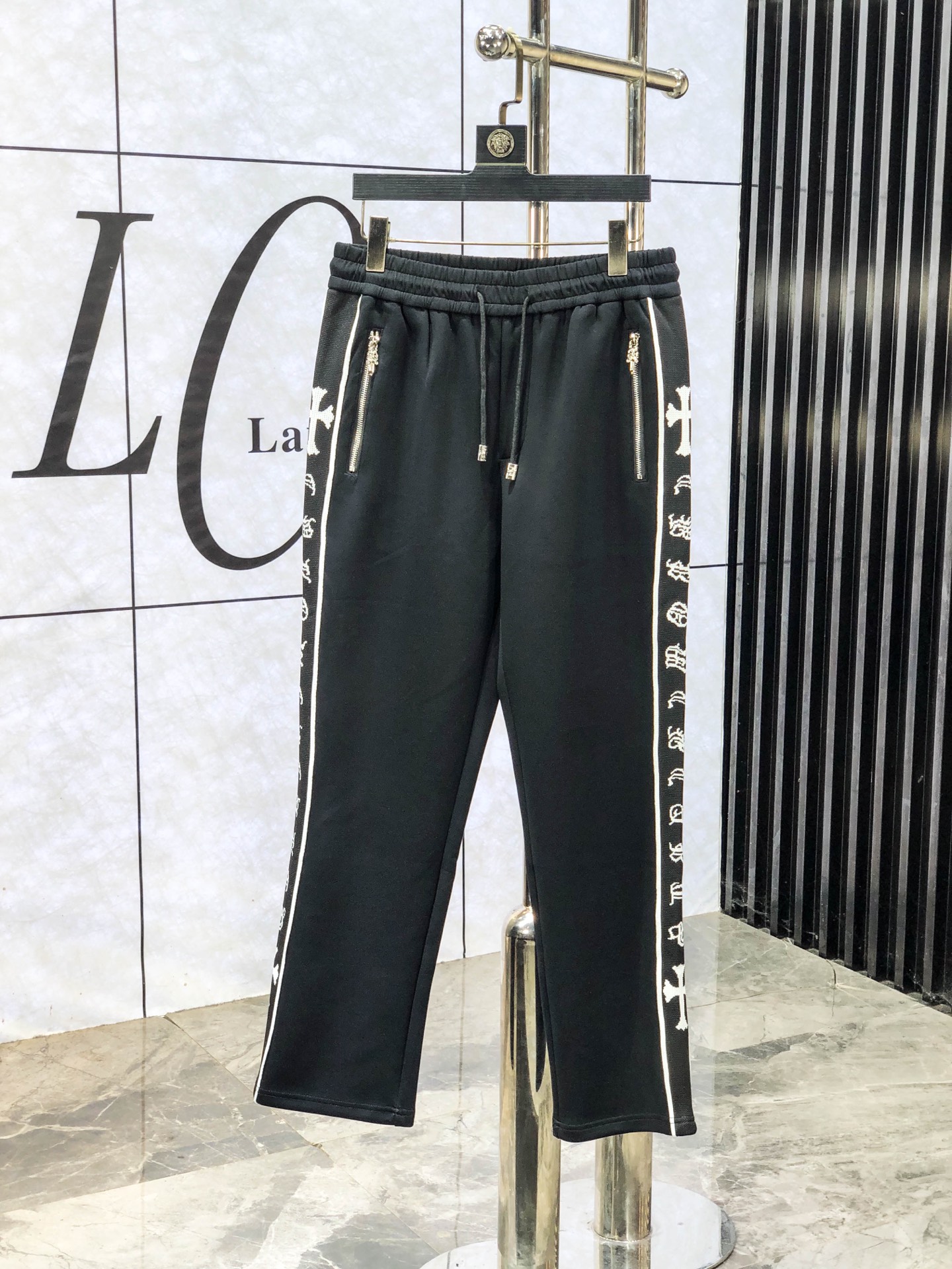 NO:614418,.Croxin. The new products of the 25th autumn and winter counters are launched simultaneously. High-quality fashionable casual pants made from original orders. Super versatile. Exclusively customized fabrics, with a delicate and soft feel, comfortable close-fitting, and a super stylish upper body! The latest hardware accessories from the original custom shop. Super beautiful shape, long upper body and slender legs. The lining and wiring are impeccable. It can be attended to any occasion. Once again, the fabric is very, very classy! Size m-3xL.m wears 28.29,,chrome hearts,alexander wang19860909.克罗心.25年秋冬专柜新品同步上市.原单订制高品质时尚休闲裤.超级百搭款.独家定制面料,手感细腻柔软,贴身舒适,上身超有型！原版定制专柜最新五金辅料.超靓版型、上身显腿修长,內里,走线都无可挑剔,任何场合都可出席,再次强调面料非常非常显档次！码数m-3xL.m穿28.29,,chrome hearts,alexander wang,Men's clothing