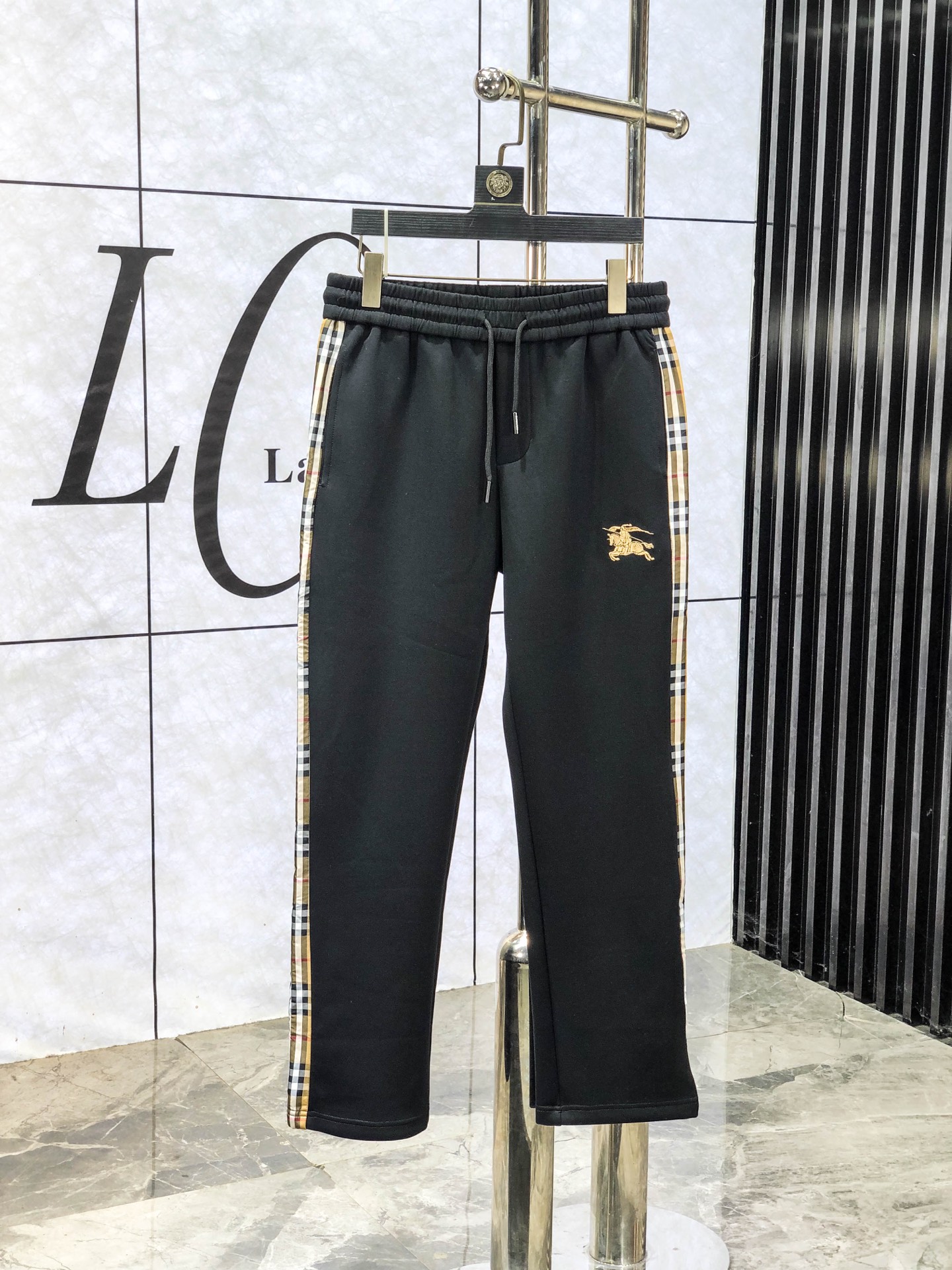 NO:614422,.Burberry. 2025 autumn and winter new counter products are launched simultaneously. High-quality fashionable casual pants made from original orders. Super versatile. Exclusively customized fabrics, soft and delicate feel, comfortable to the body, and super stylish on the upper body! The latest hardware accessories from the original custom shop. Super beautiful shape, long upper body and slender legs. The lining and wiring are impeccable. It can be attended to any occasion. Once again, the fabric is very, very classy! Size m-3xL.m wears 28.29,,burberry,alexander wang19860909.巴宝莉.25年秋冬专柜新品同步上市.原单订制高品质时尚休闲裤.超级百搭款.独家定制面料,手感细腻柔软,贴身舒适,上身超有型！原版定制专柜最新五金辅料.超靓版型、上身显腿修长,內里,走线都无可挑剔,任何场合都可出席,再次强调面料非常非常显档次！码数m-3xL.m穿28.29,,burberry,alexander wang,Men's clothing