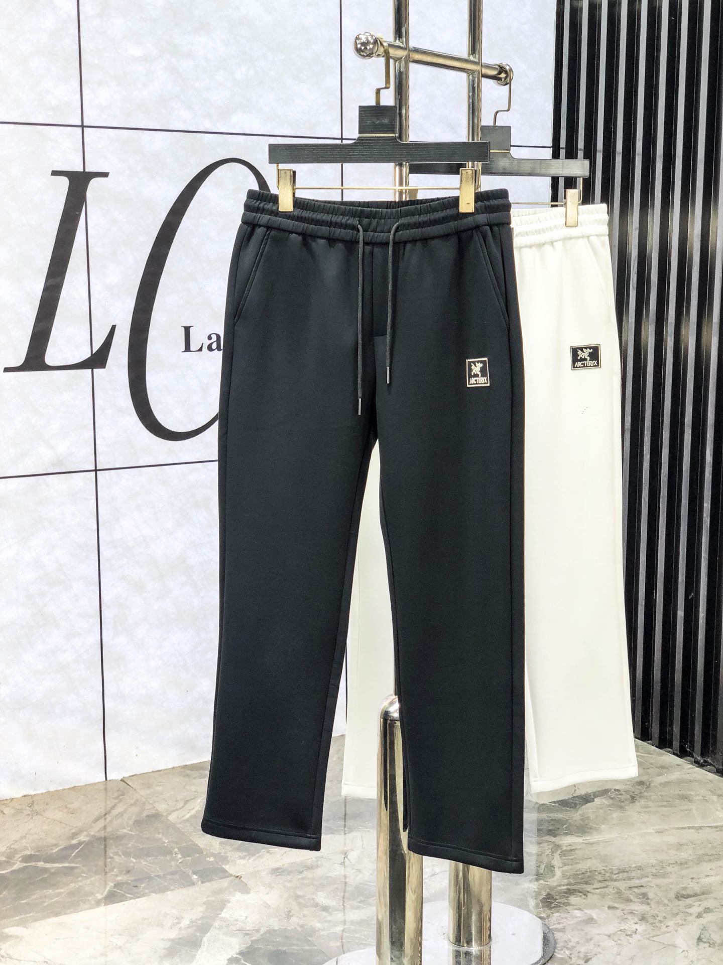 NO:614414,. Arc'teryx. New products from the 25th autumn and winter counters are on the market at the same time. High-quality fashionable casual pants made from original orders. Super versatile. Exclusively customized fabrics, delicate and soft to the touch, comfortable next to the body, and super stylish on the upper body! The latest hardware accessories from the original custom shop. Super beautiful shape, long upper body and slender legs. The lining and wiring are impeccable. It can be attended to any occasion. Once again, the fabric is very, very classy! Size m-3xL.m wears 28.29,arc'teryx,alexander wang19860909.始祖鸟.25年秋冬专柜新品同步上市.原单订制高品质时尚休闲裤.超级百搭款.独家定制面料,手感细腻柔软,贴身舒适,上身超有型！原版定制专柜最新五金辅料.超靓版型、上身显腿修长,內里,走线都无可挑剔,任何场合都可出席,再次强调面料非常非常显档次！码数m-3xL.m穿28.29,arc'teryx,alexander wang,Men's clothing