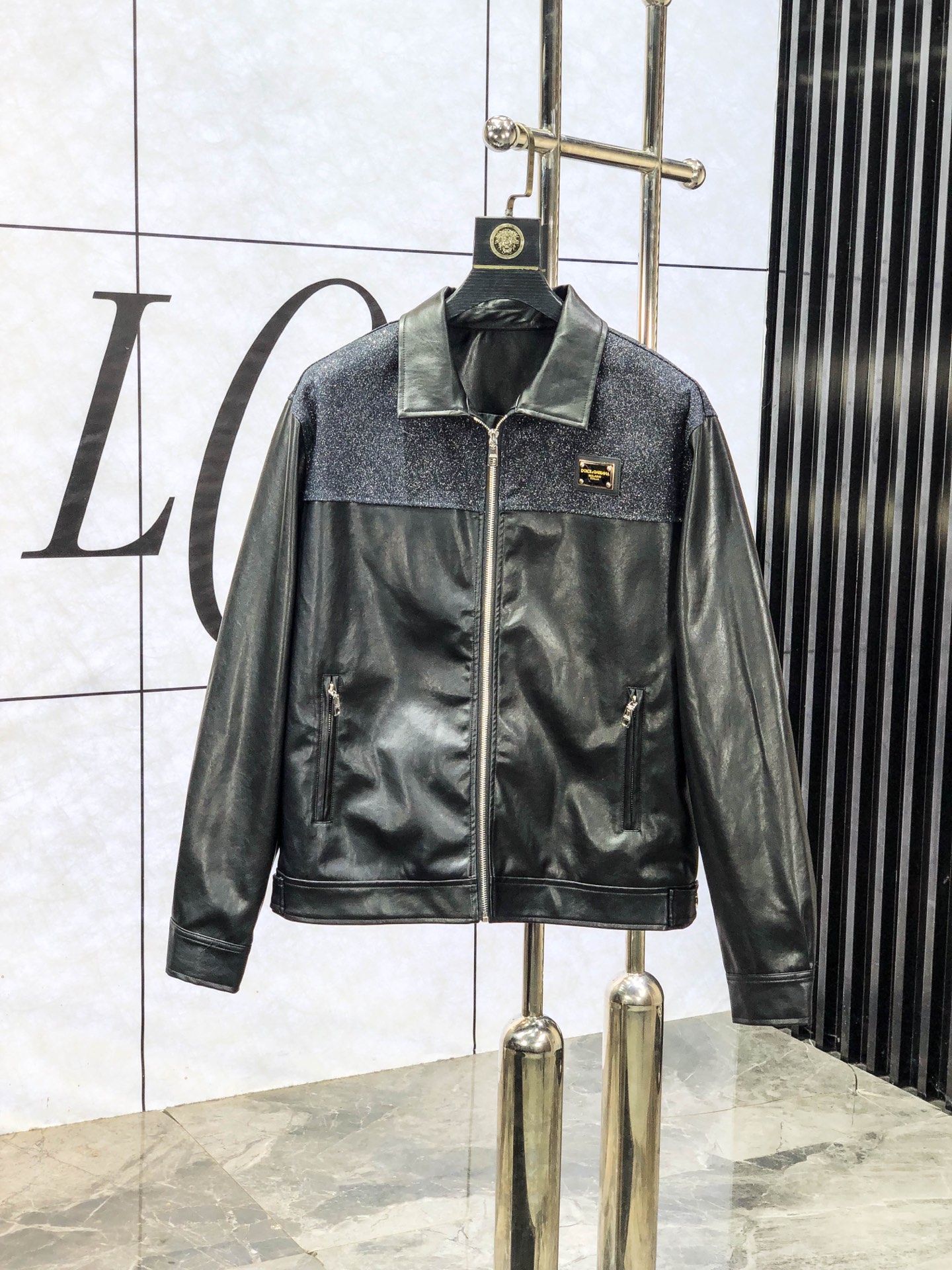 NO:627117,.D&G.2025 spring new product, men's iconic metal war horse label on the chest microfiber leather baseball collar leather jacket!  Trading company channels are rare, ahead of GW sales!  It is made of imported microfiber leather material supplied by customers. The texture of the leather is clear and textured, with a satin-like touch, and it feels soft and stylish. The iconic metal war horse label on the chest of the garment, b. The lining is decorated with a classic khaki Vintage plaid pattern, c. It has a high sense of luxury and recognition. Its brand charm is beyond doubt, and it shows British style everywhere!  Wear it to show your uniqueness, be gentlemanly and handsome, and show your unique style. The classic baseball collar enhances the overall spirit, is simple and easy to match, handsome and stylish!  The simple and elegant style, craftsmanship quality and tailoring design are all top-notch, and the style is sophisticated, stylish and elegant. It can be worn not only in business occasions, but also in daily casual wear!  Size M-3XL,,Dolce&Gabbana,jackets & coats,jackets & coats,leather jacket,silk fabric,alexander wang19860909.D&G.2025春季新品,男士胸前标志性金属战马标签超纤皮棒球领皮衣夹克外套！贸易公司渠道稀出,领先GW发售！选用客供进口超纤皮材质,皮质超级好纹理清晰有质感,绸缎般的触感,手感柔软又有型.衣身胸前标志性金属战马标签,b里衬搭配经典卡其色Vintage格纹图案装饰,c奢华感与辨识度极高,其品牌魅力值更是毋庸置疑,无处不彰显着英伦风范！穿出您的与众不同,绅士帅气,尽显独特风格.经典棒球领之作,提升整体精气神,简单好搭配,帅气有型！简约大气的款型,工艺品质及剪裁设计都堪称一流,轻熟干练且时尚优雅的风格,即能出席商务场合,日常休闲也能穿出别样的风情！尺码M-3XL,,Dolce&Gabbana,jackets & coats,jackets & coats,leather jacket,silk fabric,alexander wang,Men's clothing