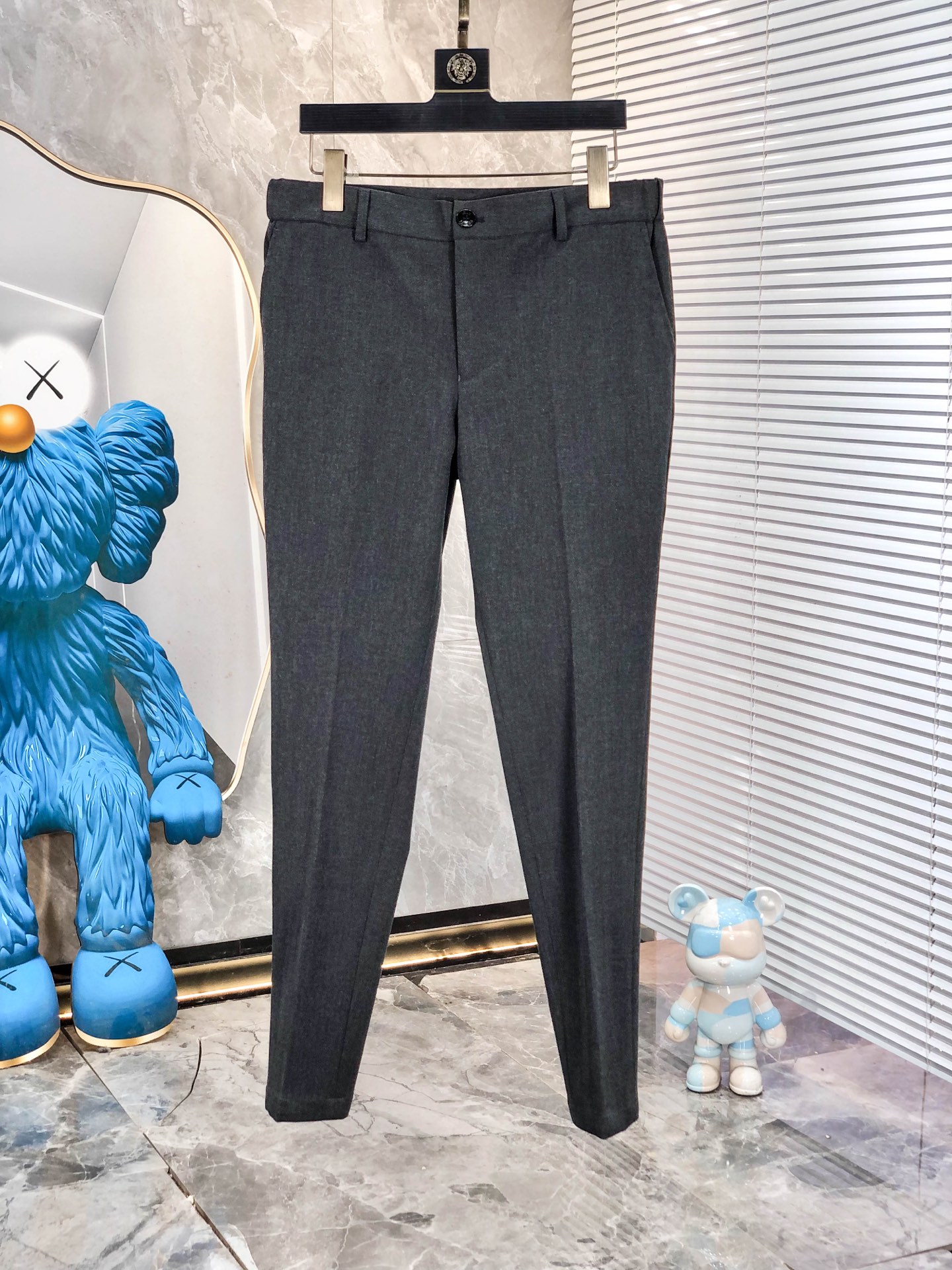 NO:759027,. .Lv. Early spring new blended fabric men's suit looks fresher and softer, suitable for daily leisure or business casual occasions; the dark gray style is more calm and formal, suitable for more serious business scenes. The slim fit design can fit the wearer's body shape well, showing a capable and neat image, highlighting the men's figure lines and avoiding the bloated feeling of traditional suits. Fabric details  The fabric composition is a blend of 63 polyester fiber, 28.4 rayon, 5.6 acetic acid and a small amount of wool. The polyester fiber makes the jacket stiff, wrinkle-resistant and easy to care for; the rayon increases softness and moisture absorption; the acetate fiber improves gloss and drape; and wool gives the jacket warmth and texture. The surface of the fabric shows a fine striped texture, which increases the visual layering, making the jacket look more refined, and also has a certain retro style.  Classic flat lapel design, this lapel style is more versatile and suitable for a variety of occasions, from daily commuting to more formal business activities. There are no obvious decorative buttons at the cuffs, and the design is simple and elegant, in line with the overall simple style. Elbow patches The elbows of both jackets are equipped with oval patches. The material looks like suede, and the color matches the color of the main body of the jacket. This design is not only decorative, but also enhances the wear resistance of the elbow.  The buttons are made of the same color as the clothes. The buttons have a smooth surface and four-eye design, which is consistent with the overall style, low-key yet refined. It has a diagonal chest pocket design with the brand's iconic 'LP' word, which not only increases practicality and is convenient for placing small items, but also highlights the brand's characteristics. In addition, there is a patch pocket underneath for daily use. The color of the lining is coordinated with the color of the main body of the jacket, and the lining material is smooth, making it more comfortable to wear and also increasing the stiffness of the jacket.  .Coat 48-58. Pants 28-36. L jacket wears 175/130 pounds.,,louis vuitton,loro piana,jackets & coats,business suit,chamois leather,19860909. .Lv.早春新款混纺面料男士西装套装 显得更加清新、柔和,适合日常休闲或商务休闲场合；深灰色款则更显沉稳、正式,适用于较为严肃的商务场景 . 采用修身版型设计,能够很好地贴合穿着者的身形,展现出干练、利落的形象,凸显男士的身材线条,避免传统西装的臃肿感. 面料细节 面料成分为63聚酯纤维、28.4人棉、5.6醋酸以及少量羊毛等混纺 .聚酯纤维使外套挺括抗皱,易于打理；人棉增加柔软度和吸湿性；醋酸纤维提升光泽感和垂坠感；羊毛则赋予外套保暖性和质感. 面料表面呈现出细密的条纹纹理,增加了视觉层次感,让外套看起来更加精致,同时也带有一定的复古风格. 经典的平驳头设计,这种驳头款式较为百搭,适合多种场合,从日常通勤到较为正式的商务活动都能轻松驾驭. 袖口处没有明显的装饰扣,设计简洁大方,符合整体的简约风格. 肘部补丁两件外套的肘部位置都配有椭圆形的补丁,材质看起来像是麂皮,颜色与外套主体颜色搭配和谐.这一设计不仅具有装饰性,还能增强肘部位置的耐磨性. 纽扣采用与衣服颜色同色的纽扣,纽扣表面光滑,四眼设计,与整体风格统一,低调又不失精致感. 设有胸前斜插口袋设计,带有品牌标志性的“LP‘字样,既增加了实用性,方便放置小物件,又彰显了品牌特色 ；此外还设有下方的贴袋,方便日常使用. 内衬颜色与外套主体颜色相协调,内衬材质光滑,穿着时更加舒适,同时也增加了外套的挺括度 .外套48-58.裤子28-36.L外套穿175/130斤.,,louis vuitton,loro piana,jackets & coats,business suit,chamois leather,,Men's clothing