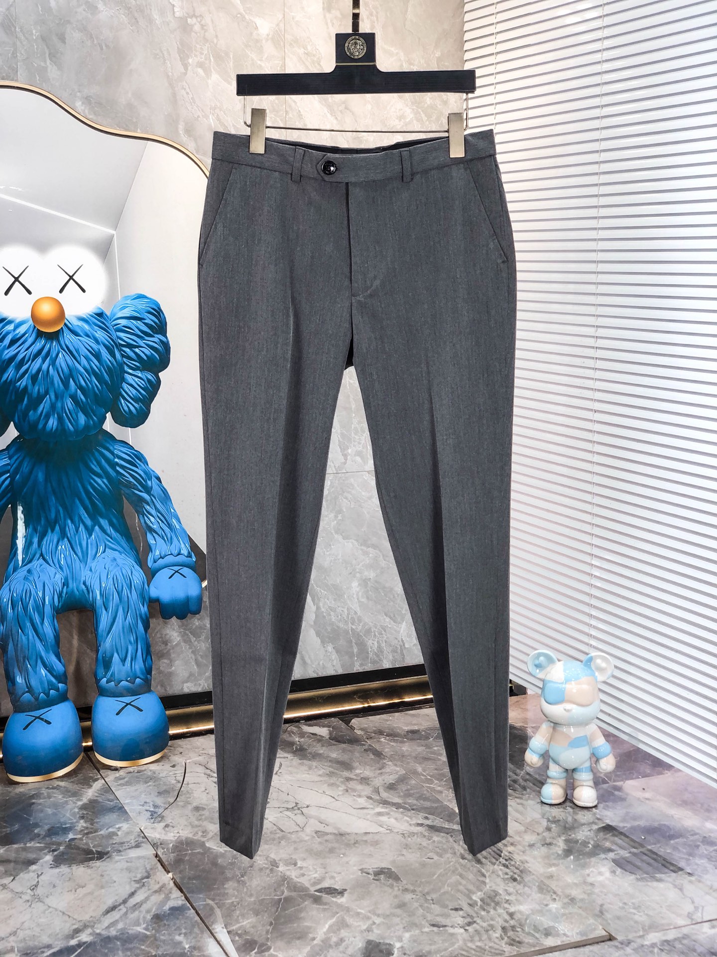 NO:759034,. .LV. Early spring new blended fabric men's suit looks fresher and softer, suitable for daily leisure or business casual occasions; the dark gray style is more calm and formal, suitable for more serious business scenes. The slim fit design can fit the wearer's body shape well, showing a capable and neat image, highlighting the men's figure lines and avoiding the bloated feeling of traditional suits. Fabric details  The fabric composition is a blend of 63 polyester fiber, 28.4 rayon, 5.6 acetic acid and a small amount of wool. The polyester fiber makes the jacket stiff, wrinkle-resistant and easy to care for; the rayon increases softness and moisture absorption; the acetate fiber improves gloss and drape; and wool gives the jacket warmth and texture. The surface of the fabric shows a fine striped texture, which increases the visual layering, making the jacket look more refined, and also has a certain retro style.  Classic flat lapel design, this lapel style is more versatile and suitable for a variety of occasions, from daily commuting to more formal business activities. There are no obvious decorative buttons at the cuffs, and the design is simple and elegant, in line with the overall simple style. Elbow patches The elbows of both jackets are equipped with oval patches. The material looks like suede, and the color matches the color of the main body of the jacket. This design is not only decorative, but also enhances the wear resistance of the elbow.  The buttons are made of the same color as the clothes. The buttons have a smooth surface and four-eye design, which is consistent with the overall style, low-key yet refined. It has a diagonal chest pocket design with the brand's iconic 'LP' word, which not only increases practicality and is convenient for placing small items, but also highlights the brand's characteristics. In addition, there is a patch pocket underneath for daily use. The color of the lining is coordinated with the color of the main body of the jacket, and the lining material is smooth, making it more comfortable to wear and also increasing the stiffness of the jacket.  .Coat 48-58. Pants 28-36. L jacket wears 175/130 pounds.,,louis vuitton,loro piana,jackets & coats,business suit,chamois leather,19860909. .LV.早春新款混纺面料男士西装套装 显得更加清新、柔和,适合日常休闲或商务休闲场合；深灰色款则更显沉稳、正式,适用于较为严肃的商务场景 . 采用修身版型设计,能够很好地贴合穿着者的身形,展现出干练、利落的形象,凸显男士的身材线条,避免传统西装的臃肿感. 面料细节 面料成分为63聚酯纤维、28.4人棉、5.6醋酸以及少量羊毛等混纺 .聚酯纤维使外套挺括抗皱,易于打理；人棉增加柔软度和吸湿性；醋酸纤维提升光泽感和垂坠感；羊毛则赋予外套保暖性和质感. 面料表面呈现出细密的条纹纹理,增加了视觉层次感,让外套看起来更加精致,同时也带有一定的复古风格. 经典的平驳头设计,这种驳头款式较为百搭,适合多种场合,从日常通勤到较为正式的商务活动都能轻松驾驭. 袖口处没有明显的装饰扣,设计简洁大方,符合整体的简约风格. 肘部补丁两件外套的肘部位置都配有椭圆形的补丁,材质看起来像是麂皮,颜色与外套主体颜色搭配和谐.这一设计不仅具有装饰性,还能增强肘部位置的耐磨性. 纽扣采用与衣服颜色同色的纽扣,纽扣表面光滑,四眼设计,与整体风格统一,低调又不失精致感. 设有胸前斜插口袋设计,带有品牌标志性的“LP‘字样,既增加了实用性,方便放置小物件,又彰显了品牌特色 ；此外还设有下方的贴袋,方便日常使用. 内衬颜色与外套主体颜色相协调,内衬材质光滑,穿着时更加舒适,同时也增加了外套的挺括度 .外套48-58.裤子28-36.L外套穿175/130斤.,,louis vuitton,loro piana,jackets & coats,business suit,chamois leather,,Men's clothing