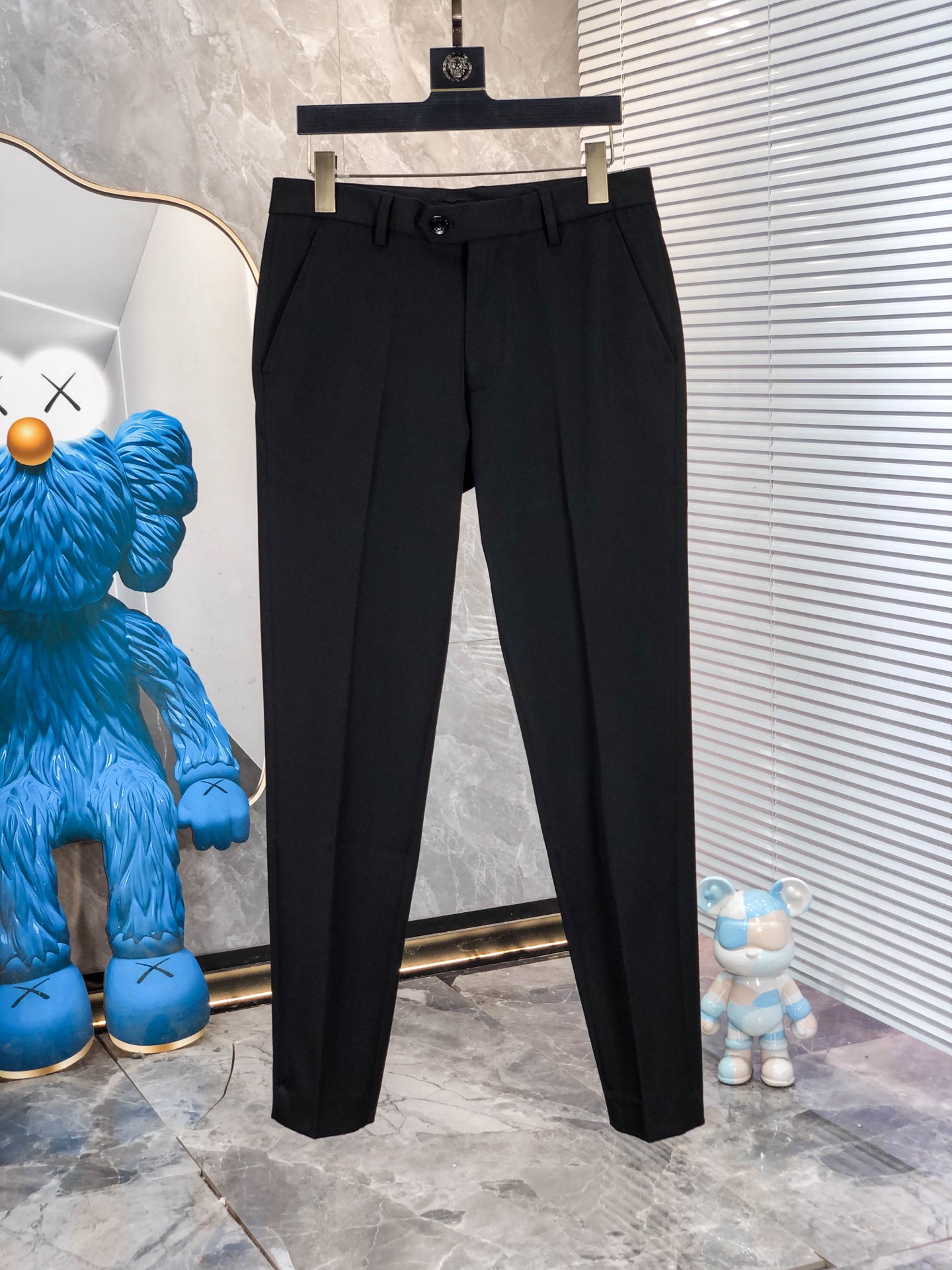 NO:758965,. .Lv. Early spring new blended fabric men's suit looks fresher and softer, suitable for daily leisure or business casual occasions; the dark gray style is more calm and formal, suitable for more serious business scenes. The slim fit design can fit the wearer's body shape well, showing a capable and neat image, highlighting the men's figure lines and avoiding the bloated feeling of traditional suits. Fabric details  The fabric composition is a blend of 63 polyester fiber, 28.4 rayon, 5.6 acetic acid and a small amount of wool. The polyester fiber makes the jacket stiff, wrinkle-resistant and easy to care for; the rayon increases softness and moisture absorption; the acetate fiber improves gloss and drape; and wool gives the jacket warmth and texture. The surface of the fabric shows a fine striped texture, which increases the visual layering, making the jacket look more refined, and also has a certain retro style.  Classic flat lapel design, this lapel style is more versatile and suitable for a variety of occasions, from daily commuting to more formal business activities. There are no obvious decorative buttons at the cuffs, and the design is simple and elegant, in line with the overall simple style. Elbow patches The elbows of both jackets are equipped with oval patches. The material looks like suede, and the color matches the color of the main body of the jacket. This design is not only decorative, but also enhances the wear resistance of the elbow.  The buttons are made of the same color as the clothes. The buttons have a smooth surface and four-eye design, which is consistent with the overall style, low-key yet refined. It has a diagonal chest pocket design with the brand's iconic 'LP' word, which not only increases practicality and is convenient for placing small items, but also highlights the brand's characteristics. In addition, there is a patch pocket underneath for daily use. The color of the lining is coordinated with the color of the main body of the jacket, and the lining material is smooth, making it more comfortable to wear and also increasing the stiffness of the jacket.  .Coat 48-58. Pants 28-36. L jacket wears 175/130 pounds.,,louis vuitton,loro piana,jackets & coats,business suit,chamois leather,19860909. .Lv.早春新款混纺面料男士西装套装 显得更加清新、柔和,适合日常休闲或商务休闲场合；深灰色款则更显沉稳、正式,适用于较为严肃的商务场景 . 采用修身版型设计,能够很好地贴合穿着者的身形,展现出干练、利落的形象,凸显男士的身材线条,避免传统西装的臃肿感. 面料细节 面料成分为63聚酯纤维、28.4人棉、5.6醋酸以及少量羊毛等混纺 .聚酯纤维使外套挺括抗皱,易于打理；人棉增加柔软度和吸湿性；醋酸纤维提升光泽感和垂坠感；羊毛则赋予外套保暖性和质感. 面料表面呈现出细密的条纹纹理,增加了视觉层次感,让外套看起来更加精致,同时也带有一定的复古风格. 经典的平驳头设计,这种驳头款式较为百搭,适合多种场合,从日常通勤到较为正式的商务活动都能轻松驾驭. 袖口处没有明显的装饰扣,设计简洁大方,符合整体的简约风格. 肘部补丁两件外套的肘部位置都配有椭圆形的补丁,材质看起来像是麂皮,颜色与外套主体颜色搭配和谐.这一设计不仅具有装饰性,还能增强肘部位置的耐磨性. 纽扣采用与衣服颜色同色的纽扣,纽扣表面光滑,四眼设计,与整体风格统一,低调又不失精致感. 设有胸前斜插口袋设计,带有品牌标志性的“LP‘字样,既增加了实用性,方便放置小物件,又彰显了品牌特色 ；此外还设有下方的贴袋,方便日常使用. 内衬颜色与外套主体颜色相协调,内衬材质光滑,穿着时更加舒适,同时也增加了外套的挺括度 .外套48-58.裤子28-36.L外套穿175/130斤.,,louis vuitton,loro piana,jackets & coats,business suit,chamois leather,,Men's clothing