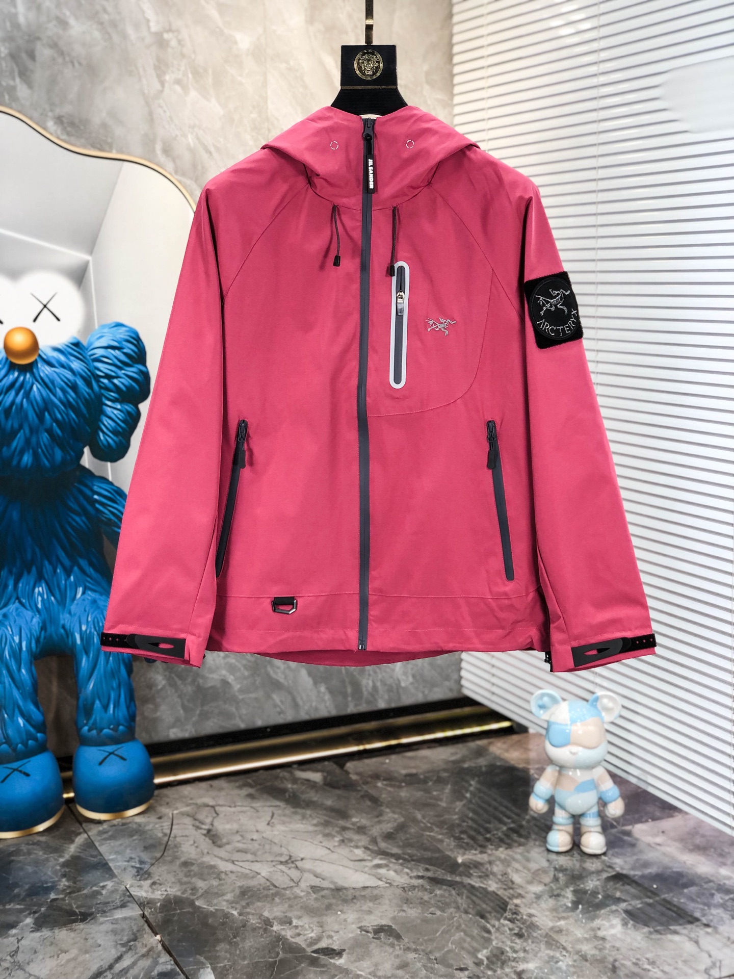 NO:758981,Wearing 210 pounds. ARC'TERYX Arc'teryx Beta GTX LT waterproof hard-shell jacket, hooded jacket. The final effect of the three-layer fabric is crisp and thin, with excellent waterproof performance. Multi-piece symmetrical three-dimensional splicing and tailoring. On the final wearing feeling brought by ergonomics and professional outdoor design. To distinguish one position of TNF's competing products; Arc'teryx's full-body embroidery. A comparison picture is attached at the zipper position.  There is absolutely no external wiring and wire pressing on the side of the zipper. Three processes of manual gluing produce the same effect as zp. The process of one position takes more than ten minutes. Many people will mention the top version of the inner gluing and zipper patch. The effect of the picture is the most intuitive, so I took a lot of details; functional jackets and pants will be designed with zipper openings in the armpits and trouser legs, just like the leg zipper of 21777, so that you can more conveniently and quickly dissipate heat and remove moisture.  Because the overall anti-fouling and waterproof performance cannot be both functional and sweat-absorbent like pure cotton. Otherwise, why the zipper is designed on the official website? You can immediately figure out the function ~ The back side of the chest embroidery position is taped to be overall waterproof. The smoothness and consistency are things that many versions will not deliberately shoot. This position of zp is very beautiful, and the level of sophistication is very high. In addition, the fully taped details of the cuffs can be distinguished by the naked eye. I won’t write much about it.  The fineness of the wiring can be directly seen in the picture. The large hat girth is adjustable. The position of the adjusting buckle is consistent with the skin clothing on the back of the hat and the inside of the collar. Air-eye Arc'teryx Logo embroidery. There is a brim and the soft silk inside the brim can adjust the angle. Below the fixed position is a piece of hat elastic band, which is integrated. The girth of the hat is very large and can achieve a full wind-blocking effect; the hem size is also adjustable. The main label of the collar and the top patch of the collar are all made of nylon-like skin-friendly material patches.  The outer side of the cuff Velcro is made of suede, and the inner side is high-density bristle to ensure better durability and adhesion. The base of the Velcro is fixed with three layers of pressure lines, and the pressure lines are of equal width. The increased cost of each detail also provides a better and more comfortable wearing experience. The original zipper kit. The washing label position is inside the pocket according to the original version. The folding position is fixed and sewn. It has no impact or discomfort on daily pocket storage activities. I have seen bad details of direct single stitching at the inner corners.  These parts of the appearance that are not easily observed often bring the most happiness to the wearer; Sizem-5xL.m wears 175/130, arc'teryx, jackets & coats, chamois leather, hats,19860909. .穿210斤.ARC‘TERYX 始祖鸟Beta GTX LT 防水硬壳冲锋衣 连帽夹克 三层面料最后的效果挺括轻薄 防水性能俱佳 多裁片对称立体位的拼接剪裁 论人体工学和专业化户外设计带来的最终穿着感 要拉开TNF竞品的一个身位； 始祖鸟的全身刺绣.在拉链位置附了对比图 拉链侧压胶是完全没有外走线压线的 三道工序手工压胶才呈现和zp一致的效果 一个位置的工艺处理就需要十多分钟 很多人会提到的顶级版本内里压胶和拉链贴片 图片的效果最为直观 所以拍了很多细节； 功能性的冲锋衣以及裤子 都会在腋下裤腿这些部位设计拉链开口 就如21777的腿部拉链 为了你更方便快捷的排热拍湿 因为整体防污防水的性能 不能既要且要 既要它达到功能性又要它像纯棉质地一般吸汗 不然官网为何设计拉链 是不是一下就能想明白作用了～ 胸口刺绣位置的反面压胶处理 整体防水 平和度和一致度是很多版本不会去特意拍的 zp的这个位置做的非常漂亮 精致程度一下拉高逼格 另外袖口的全压胶细节 肉眼就可分辨高下的东西就不多写了 走线的精细度直接看图 大帽围可调节 调节扣的位置和皮肤衣一致在帽后和领口内侧 气眼始祖鸟Logo刺绣.有帽檐并且帽檐内内里软丝可调节角度 固定位下方是一段帽围橡筋 具有一体性 帽围很大 可以做到全挡风效果；下摆维度同样可调节 衣领主标和领口最顶部的贴布都为仿尼的亲肤材料贴片 袖口魔术贴外侧则为麂皮 内侧高密刺毛 保证更好的耐用性以及粘性 魔术贴底座三层压线固定 压线距离等宽； 每个细节的成本增加也提供了更好更舒适的穿着感受； 原版拉链套件 洗标位置按照原版在口袋内里 翻层位固定缝纫 对日常的口袋取物置物活动没有影响和不适 看到过直接单缝在内里边角位置的糟糕细节 这些外表轻易观察不到的地方往往最给穿着者带来幸福感； Sizem-5xL.m穿175/130,arc'teryx,jackets & coats,chamois leather,hats,,Men's clothing