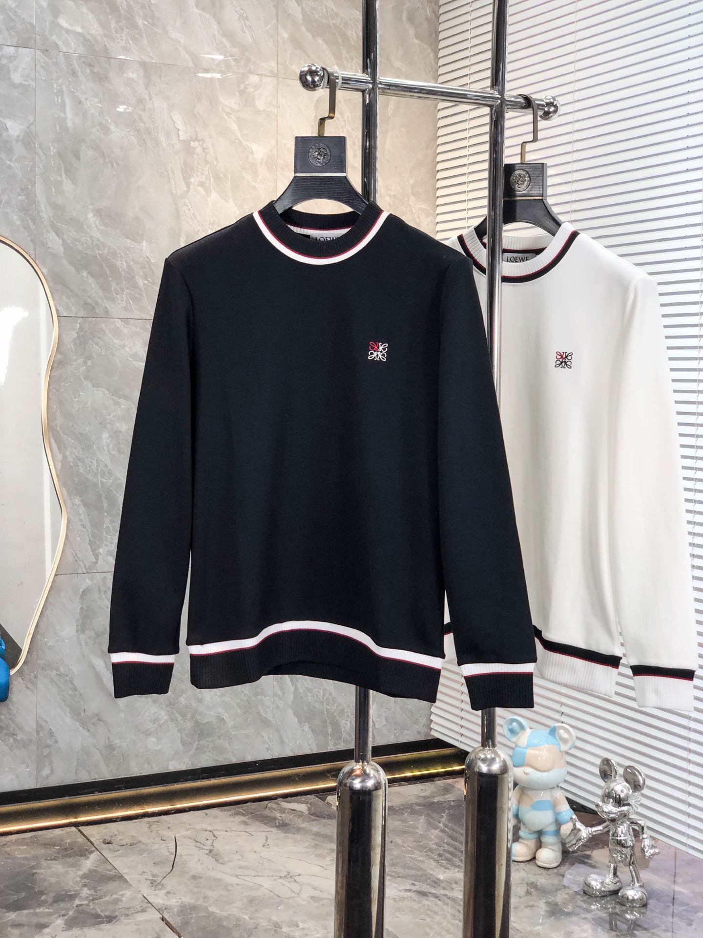 NO:758989,. .Loewe. 26 early spring new letter L space cotton sweatshirt. Channel boutique!  Urban series products, made with letter logo elements that are highly luxurious, a must-have style for high-end temperament types, 2 a single product with a strong sense of style and charm!  The original customized imported double-sided water-soluble cotton fabric has a comfortable hand feel, the embroidered letter design effect is quite exquisite, fashionable, classic and versatile!  Size M—XXXL. M wears 175/130 pounds, loewe, hoodie, sweatshirts,19860909. .罗意威.26早春新款字母l太空棉卫衣.渠道精品！都市系列产物,奢华程度满分的字母logo元素打造,高端气质型必入的极品款式,2一款极具腔调感与魅力的单品！ 原版定制进口双面水溶棉面料,手感舒适,刺绣字母设计效果相当精致,时尚经典百搭！ 尺码M—XXXL.m穿175/130斤,,loewe,hoodie,sweatshirts,,Men's clothing