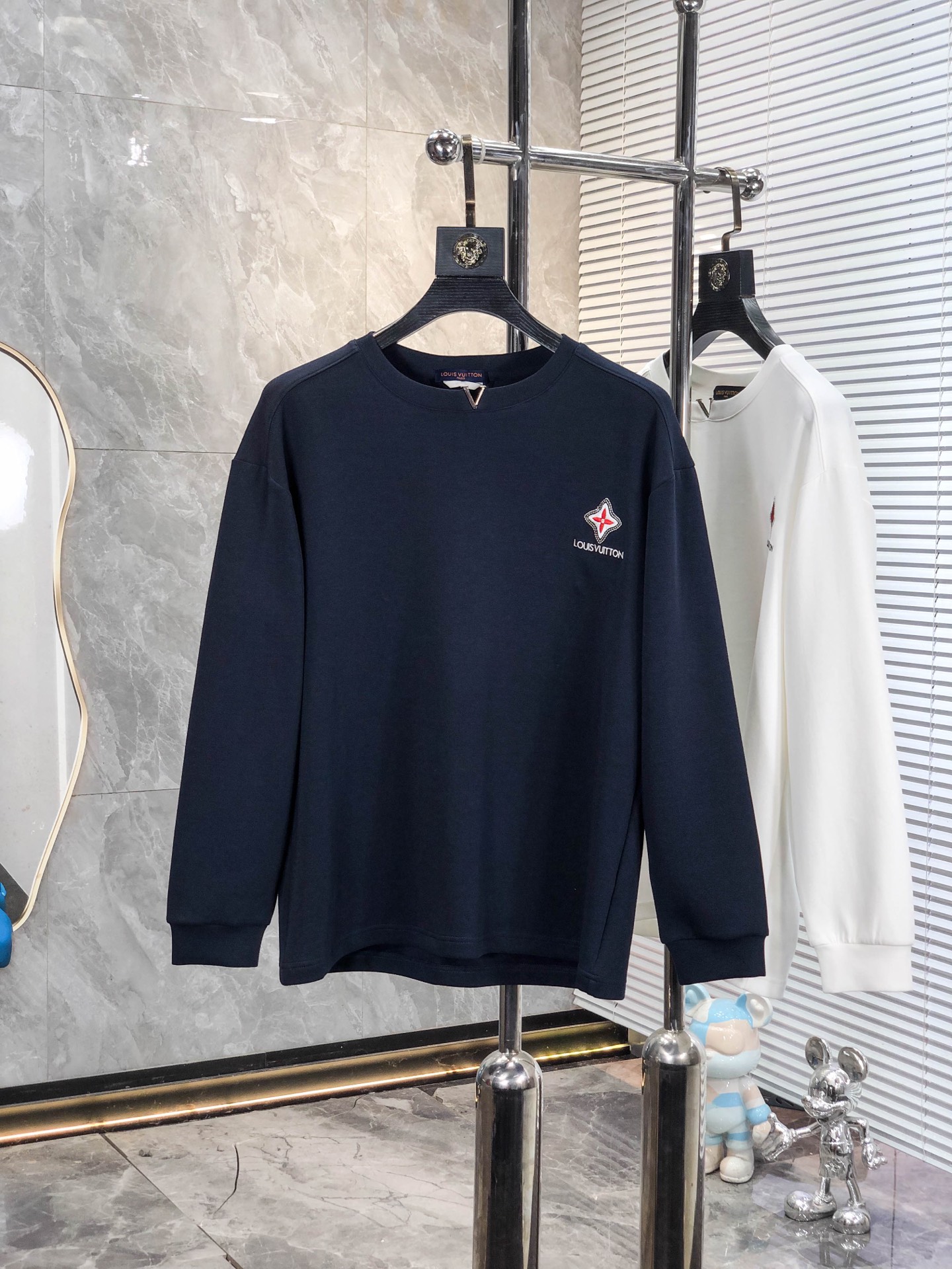 NO:758996,. .Lv.26 early spring new letter l space cotton sweatshirt. Channel boutique!  Urban series products, made with letter logo elements that are highly luxurious, a must-have style for high-end temperament types, 2 a single product with a strong sense of style and charm!  The original customized imported double-sided water-soluble cotton fabric has a comfortable hand feel, the embroidered letter design effect is quite exquisite, fashionable, classic and versatile!  Size M—XXXL.m wears 175/130 pounds,,louis vuitton,hoodie,sweatshirts,19860909. .Lv.26早春新款字母l太空棉卫衣.渠道精品！都市系列产物,奢华程度满分的字母logo元素打造,高端气质型必入的极品款式,2一款极具腔调感与魅力的单品！ 原版定制进口双面水溶棉面料,手感舒适,刺绣字母设计效果相当精致,时尚经典百搭！ 尺码M—XXXL.m穿175/130斤,,louis vuitton,hoodie,sweatshirts,,Men's clothing