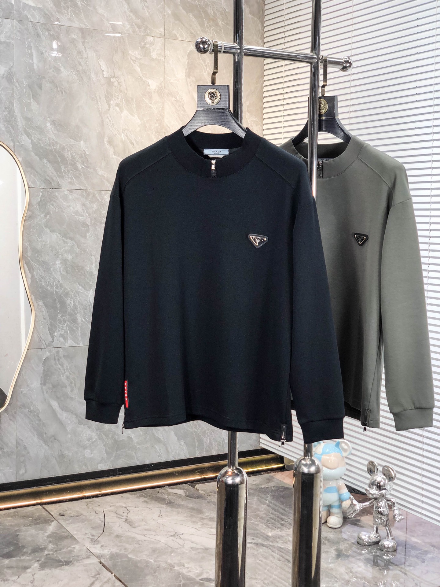 NO:759003,. .Prada. 26 early spring new letter L space cotton sweatshirt. Channel boutique!  Urban series products, made with letter logo elements that are highly luxurious, a must-have style for high-end temperament types, 2 a single product with a strong sense of style and charm!  The original customized imported double-sided water-soluble cotton fabric has a comfortable hand feel, the embroidered letter design effect is quite exquisite, fashionable, classic and versatile!  Size M—XXXL. M wears 175/130 pounds, prada, hoodie, sweatshirts,19860909. .普拉达.26早春新款字母l太空棉卫衣.渠道精品！都市系列产物,奢华程度满分的字母logo元素打造,高端气质型必入的极品款式,2一款极具腔调感与魅力的单品！ 原版定制进口双面水溶棉面料,手感舒适,刺绣字母设计效果相当精致,时尚经典百搭！ 尺码M—XXXL.m穿175/130斤,,prada,hoodie,sweatshirts,,Men's clothing