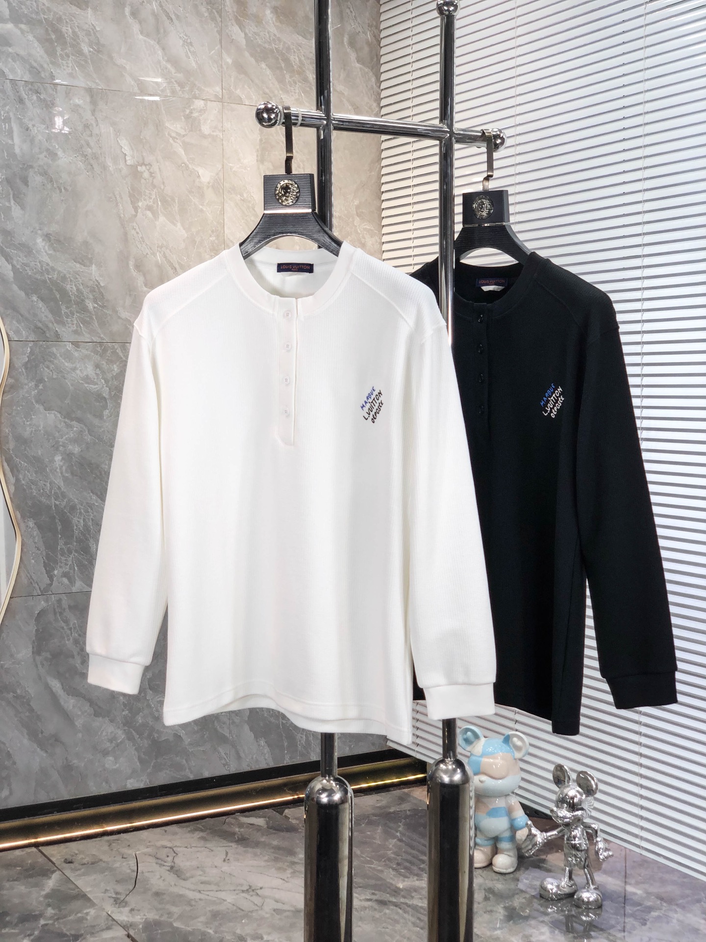 NO:759011,. .Lv.26 early spring new alphabet cotton sweatshirt. Channel boutique!  Urban series products, made with letter logo elements that are highly luxurious, a must-have style for high-end temperament types, 2 a single product with a strong sense of style and charm!  The original customized imported double-sided water-soluble cotton fabric has a comfortable hand feel, the embroidered letter design effect is quite exquisite, fashionable, classic and versatile!  Size M—XXXL.m wears 175/130 pounds,,louis vuitton,hoodie,sweatshirts,19860909. .Lv.26早春新款字母朱地棉卫衣.渠道精品！都市系列产物,奢华程度满分的字母logo元素打造,高端气质型必入的极品款式,2一款极具腔调感与魅力的单品！ 原版定制进口双面水溶棉面料,手感舒适,刺绣字母设计效果相当精致,时尚经典百搭！ 尺码M—XXXL.m穿175/130斤,,louis vuitton,hoodie,sweatshirts,,Men's clothing