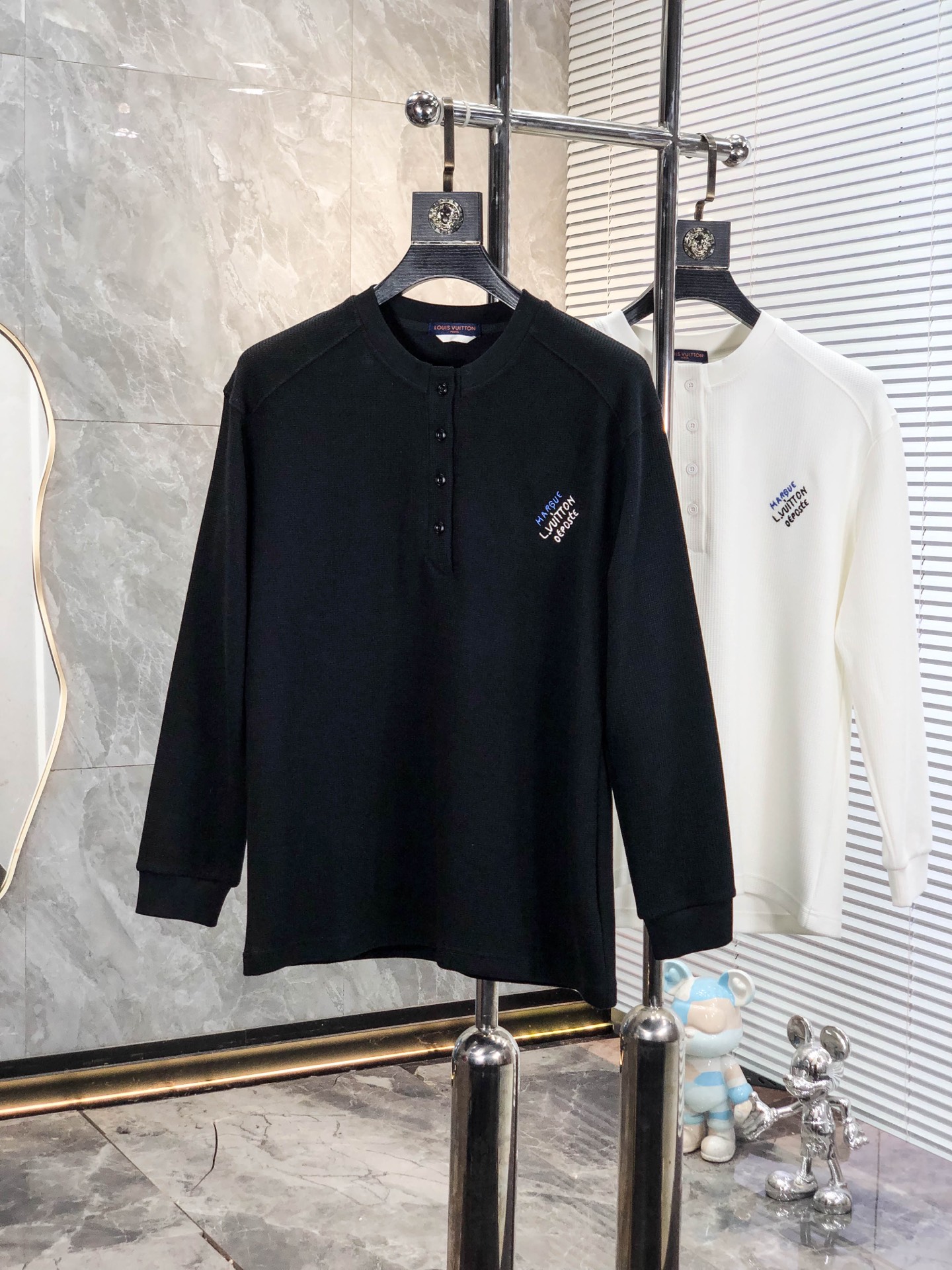 NO:759018,. .Lv.26 early spring new alphabet cotton sweatshirt. Channel boutique!  Urban series products, made with letter logo elements that are highly luxurious, a must-have style for high-end temperament types, 2 a single product with a strong sense of style and charm!  The original customized imported double-sided water-soluble cotton fabric has a comfortable hand feel, the embroidered letter design effect is quite exquisite, fashionable, classic and versatile!  Size M—XXXL.m wears 175/130 pounds,,louis vuitton,hoodie,sweatshirts,19860909. .Lv.26早春新款字母朱地棉棉卫衣.渠道精品！都市系列产物,奢华程度满分的字母logo元素打造,高端气质型必入的极品款式,2一款极具腔调感与魅力的单品！ 原版定制进口双面水溶棉面料,手感舒适,刺绣字母设计效果相当精致,时尚经典百搭！ 尺码M—XXXL.m穿175/130斤,,louis vuitton,hoodie,sweatshirts,,Men's clothing