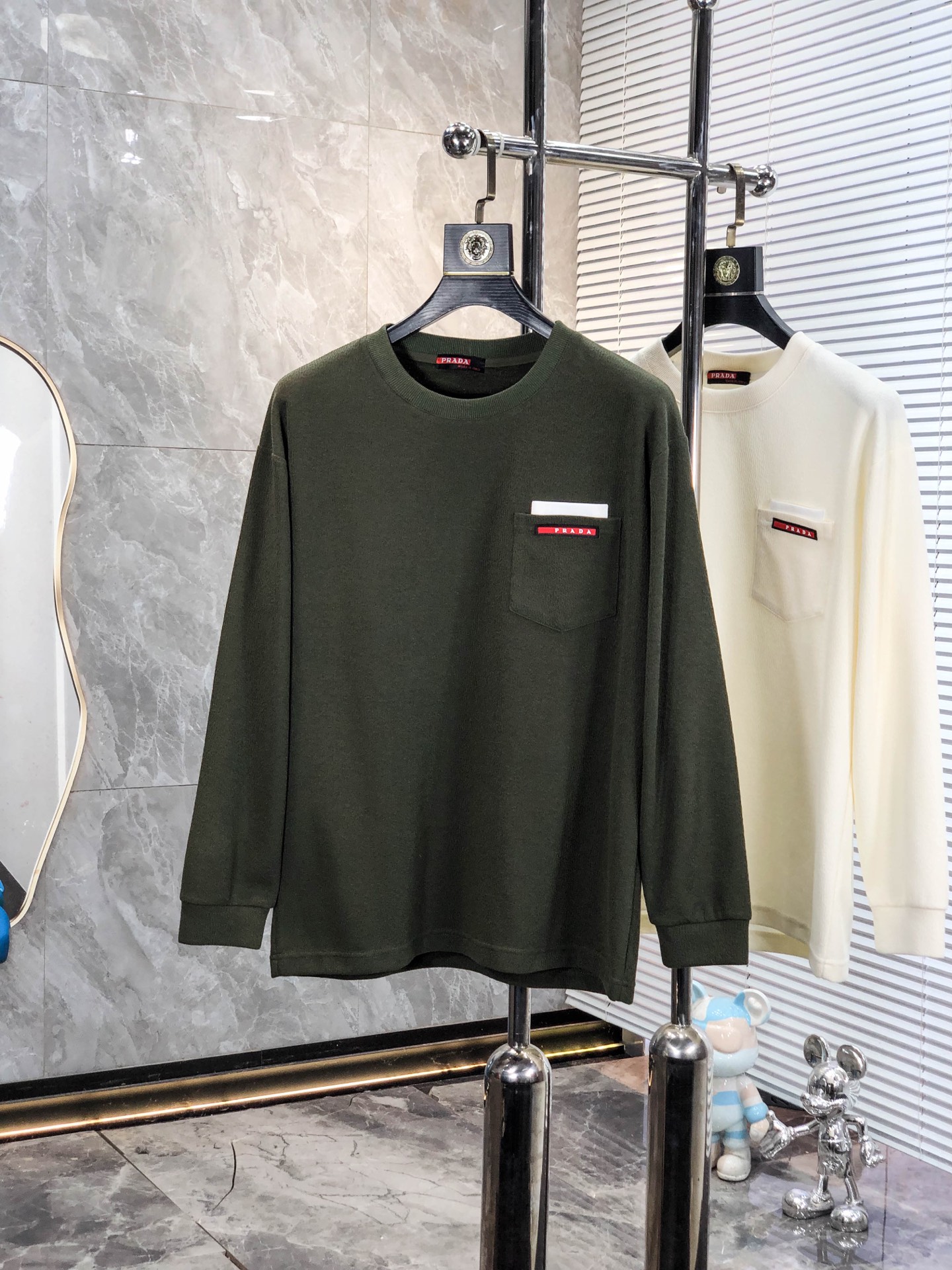 NO:759025,..Prada.26 early spring new letter cotton and linen sweatshirt. Channel boutique!  Urban series products, made with letter logo elements that are highly luxurious, a must-have style for high-end temperament types, 2 a single product with a strong sense of style and charm!  The original customized imported double-sided water-soluble cotton fabric has a comfortable hand feel, the embroidered letter design effect is quite exquisite, fashionable, classic and versatile!  Size M—XXXL. M wears 175/130 pounds, prada, hoodie, sweatshirts,19860909. .普拉达.26早春新款字母棉麻棉卫衣.渠道精品！都市系列产物,奢华程度满分的字母logo元素打造,高端气质型必入的极品款式,2一款极具腔调感与魅力的单品！ 原版定制进口双面水溶棉面料,手感舒适,刺绣字母设计效果相当精致,时尚经典百搭！ 尺码M—XXXL.m穿175/130斤,,prada,hoodie,sweatshirts,,Men's clothing