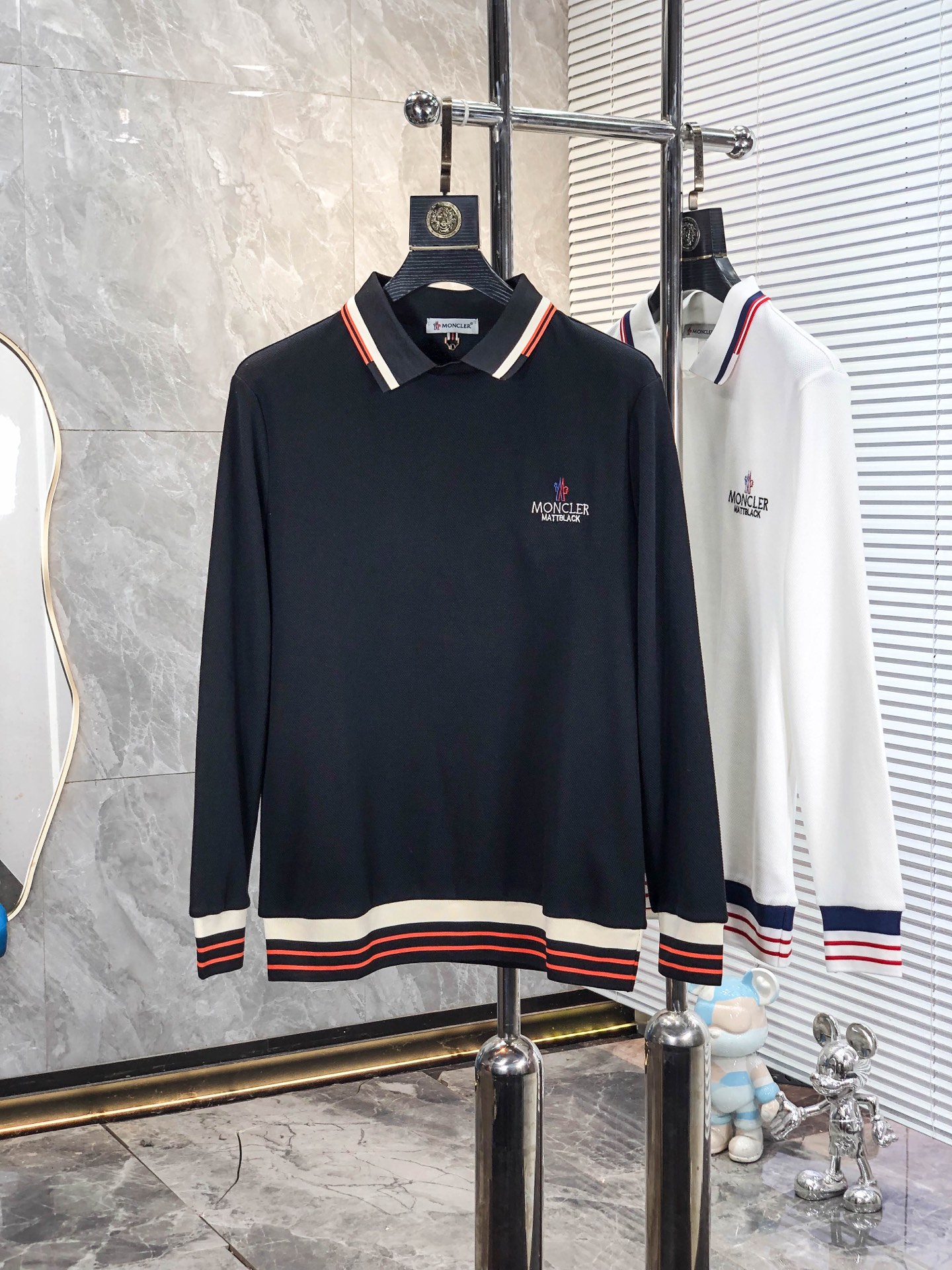 NO:759033,. Covered mouth. 26 new men's short-sleeved logo short-sleeved polo shirt in early spring, continuing the classic business casual lapel polo shirt. This polo shirt is made of mercerized piqué cotton fabric, and the timeless design can transcend fashion trends. Classic style, 2 brand LOGOs are three-dimensional and unique, making the whole body more detailed. Fitted version, the fabric is made of cotton piqué material, comfortable, skin-friendly, good breathability, and practical for daily commuting and leisure. Highly recommended. Size M-3XL  m wears 175/130,,Moncler,T-shirt,19860909. .蒙口.26早春新款男士标识短袖polo衫,延续经典商务休闲翻领POLO恤.该款Polo衫采用丝光珠地棉面料制成,隽永设计可跨越时尚潮流.经典款型,2品牌LOGO立体别致,让整体更具细节感 合体的版型,面料采用全棉珠地料,舒适,亲肤,透气好,平时通勤休闲都很实穿的一款 强烈推荐.尺码M-3XL m穿175/130,,Moncler,T-shirt,,Men's clothing