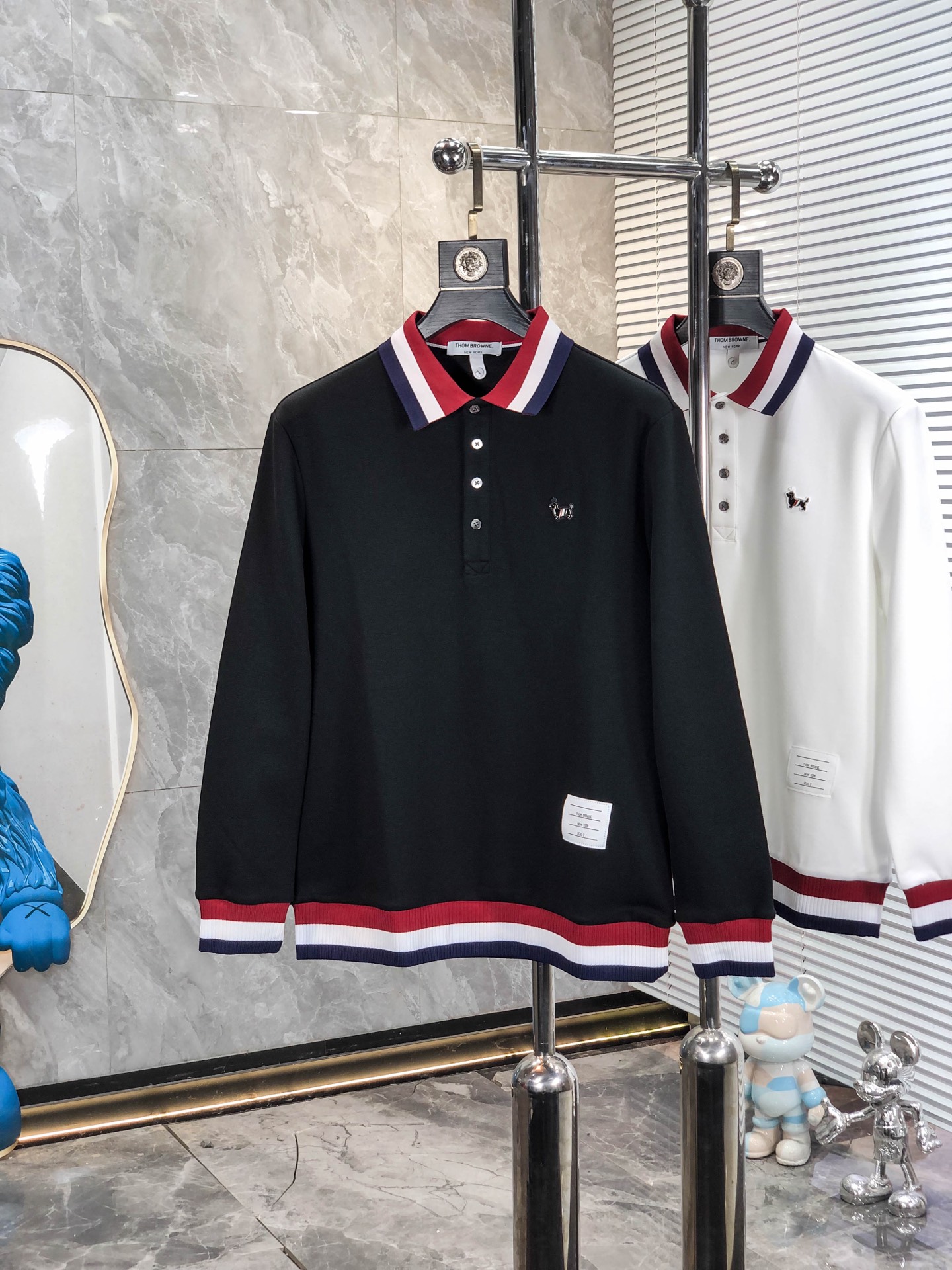 NO:759039,.TB.26 new early spring men's logo short-sleeved polo shirt, continuing the classic business casual lapel polo shirt. This polo shirt is made of mercerized piqué cotton fabric, and the timeless design can transcend fashion trends. Classic style, 2 brand LOGOs are three-dimensional and unique, making the whole body more detailed. Fitted version, the fabric is made of cotton piqué material, comfortable, skin-friendly, good breathability, practical for daily commuting and leisure. Highly recommended. Size M-3XL  m wears 175/130,,T-shirt,19860909. .TB.26早春新款男士标识短袖polo衫,延续经典商务休闲翻领POLO恤.该款Polo衫采用丝光珠地棉面料制成,隽永设计可跨越时尚潮流.经典款型,2品牌LOGO立体别致,让整体更具细节感 合体的版型,面料采用全棉珠地料,舒适,亲肤,透气好,平时通勤休闲都很实穿的一款 强烈推荐.尺码M-3XL m穿175/130,,T-shirt,,Men's clothing