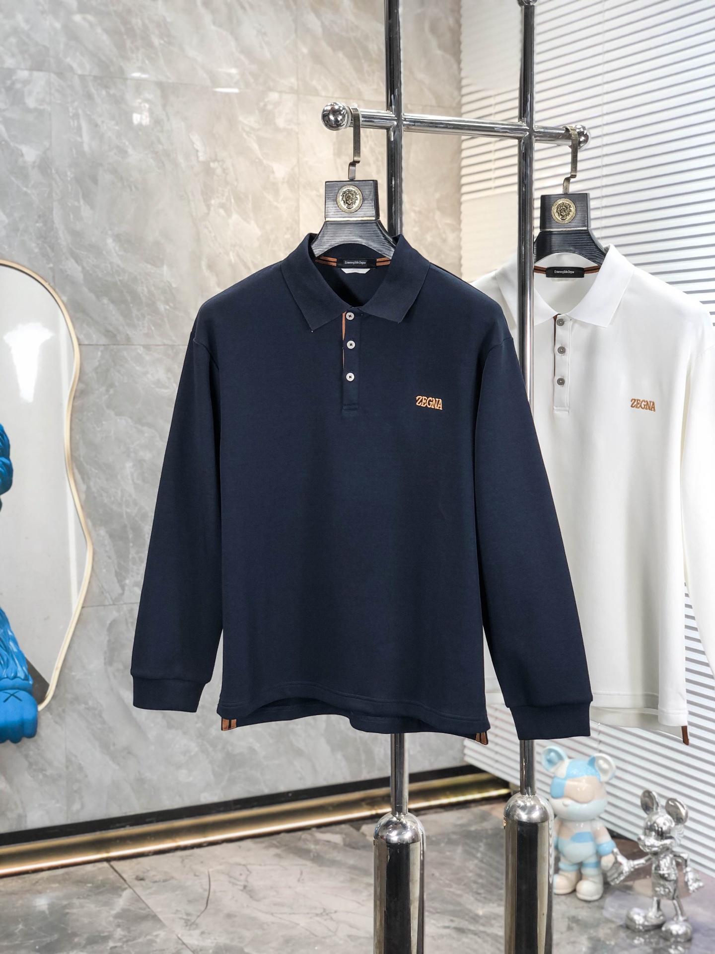 NO:759046,. Zegna.26 new early spring men's logo short-sleeved polo shirt, continuing the classic business casual lapel polo shirt. This polo shirt is made of mercerized cotton fabric, and the timeless design can transcend fashion trends. Classic style, 2 brand LOGOs are three-dimensional and unique, making the whole body more detailed. Fitted version, the fabric is made of cotton pique, comfortable, skin-friendly, good breathability, practical for daily commuting and leisure. Highly recommended. Size M-3XL  m wears 175/130,,zegna,T-shirt,19860909. .杰尼亚.26早春新款男士标识短袖polo衫,延续经典商务休闲翻领POLO恤.该款Polo衫采用丝光棉面料制成,隽永设计可跨越时尚潮流.经典款型,2品牌LOGO立体别致,让整体更具细节感 合体的版型,面料采用全棉珠地料,舒适,亲肤,透气好,平时通勤休闲都很实穿的一款 强烈推荐.尺码M-3XL m穿175/130,,zegna,T-shirt,,Men's clothing