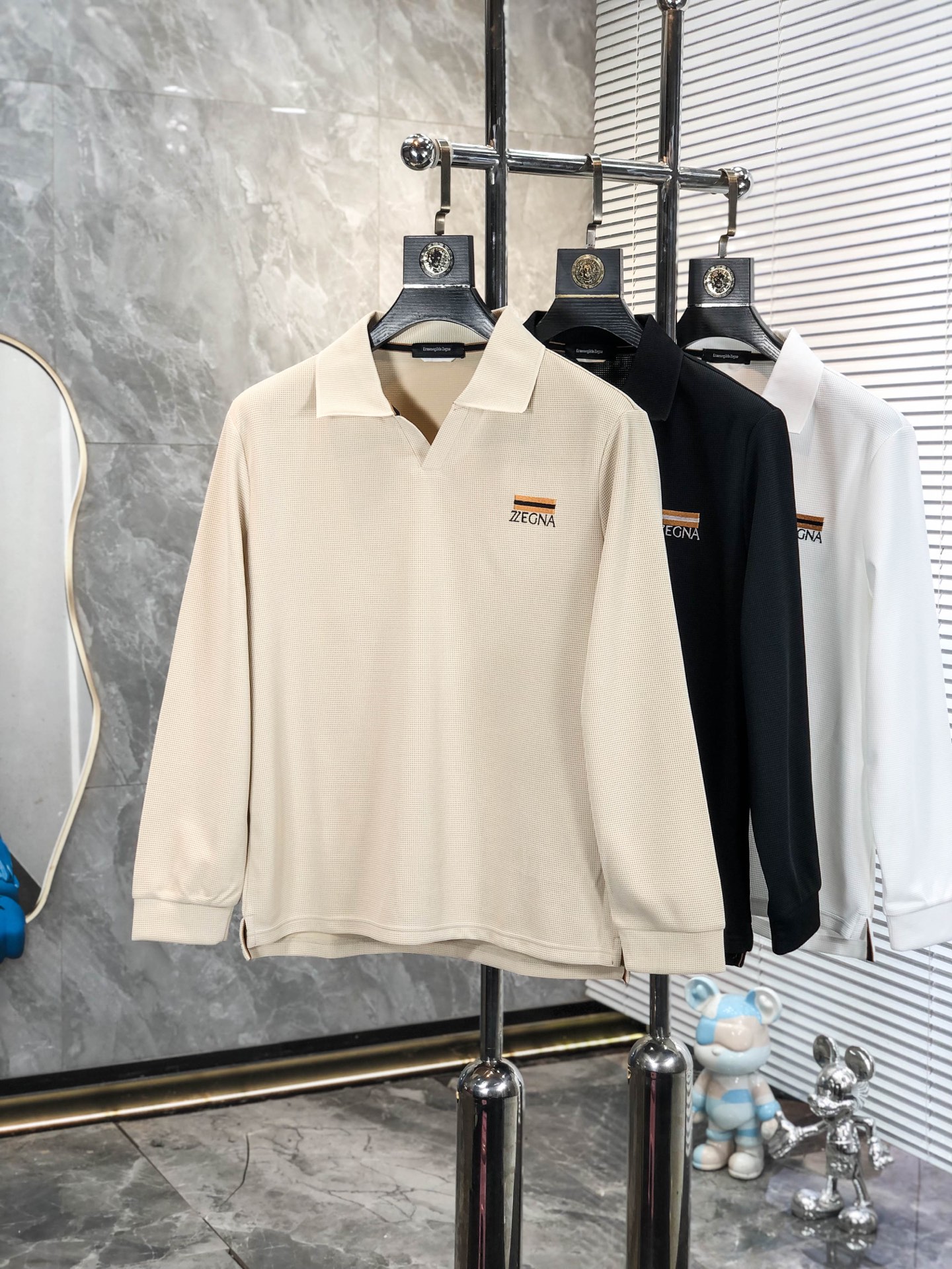 NO:759055,. Zegna.26 new men's logo short-sleeved polo shirt in early spring continues the classic business casual lapel polo shirt. This polo shirt is made of mercerized piqué cotton fabric, and the timeless design can transcend fashion trends. Classic style, 2 brand LOGOs are three-dimensional and unique, making the whole body more detailed. Fitted version, the fabric is made of cotton piqué material, comfortable, skin-friendly, good breathability, and practical for daily commuting and leisure. Highly recommended. Size M-3XL  m wears 175/130,,zegna,T-shirt,19860909. .杰尼亚.26早春新款男士标识短袖polo衫,延续经典商务休闲翻领POLO恤.该款Polo衫采用丝光珠地棉面料制成,隽永设计可跨越时尚潮流.经典款型,2品牌LOGO立体别致,让整体更具细节感 合体的版型,面料采用全棉珠地料,舒适,亲肤,透气好,平时通勤休闲都很实穿的一款 强烈推荐.尺码M-3XL m穿175/130,,zegna,T-shirt,,Men's clothing