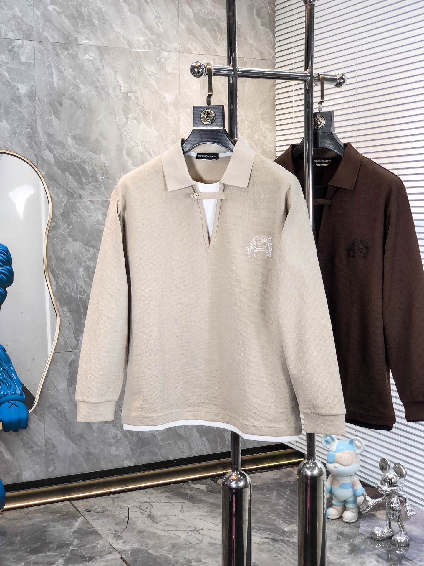 NO:759060,. Covered mouth. 26 new men's short-sleeved logo short-sleeved polo shirt in early spring, continuing the classic business casual lapel polo shirt. This polo shirt is made of cotton and linen fabrics, and the timeless design can transcend fashion trends. Classic style, 2 brand LOGOs are three-dimensional and unique, making the whole body more detailed. Fitted version, the fabric is made of cotton pique, comfortable, skin-friendly, breathable, practical for daily commuting and leisure. Highly recommended. Size M-3XL  m wears 175/130,,Moncler,T-shirt,19860909. .蒙口.26早春新款男士标识短袖polo衫,延续经典商务休闲翻领POLO恤.该款Polo衫采用棉麻棉面料制成,隽永设计可跨越时尚潮流.经典款型,2品牌LOGO立体别致,让整体更具细节感 合体的版型,面料采用全棉珠地料,舒适,亲肤,透气好,平时通勤休闲都很实穿的一款 强烈推荐.尺码M-3XL m穿175/130,,Moncler,T-shirt,,Men's clothing