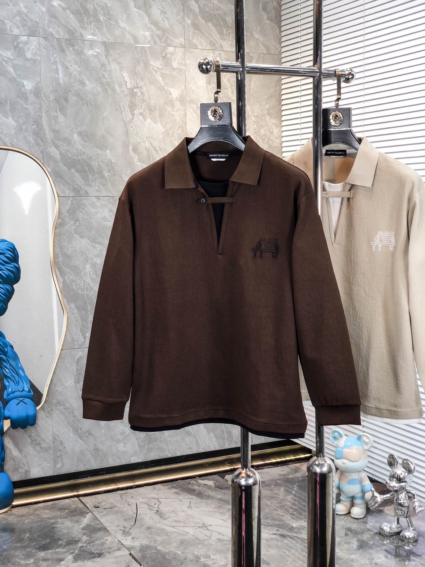 NO:759067,. .Armani.26 new men's logo short-sleeved polo shirt in early spring continues the classic business casual lapel polo shirt. This polo shirt is made of mercerized cotton and linen fabrics, and the timeless design can transcend fashion trends. Classic style, 2 brand LOGOs are three-dimensional and unique, making the whole body more detailed. Fitted version, the fabric is made of cotton beading, comfortable, skin-friendly, good breathability, and practical for daily commuting and leisure. Highly recommended. Size M-3XL  m wears 175/130,,armani,T-shirt,19860909. .阿玛尼.26早春新款男士标识短袖polo衫,延续经典商务休闲翻领POLO恤.该款Polo衫采用丝光棉麻棉面料制成,隽永设计可跨越时尚潮流.经典款型,2品牌LOGO立体别致,让整体更具细节感 合体的版型,面料采用全棉珠地料,舒适,亲肤,透气好,平时通勤休闲都很实穿的一款 强烈推荐.尺码M-3XL m穿175/130,,armani,T-shirt,,Men's clothing