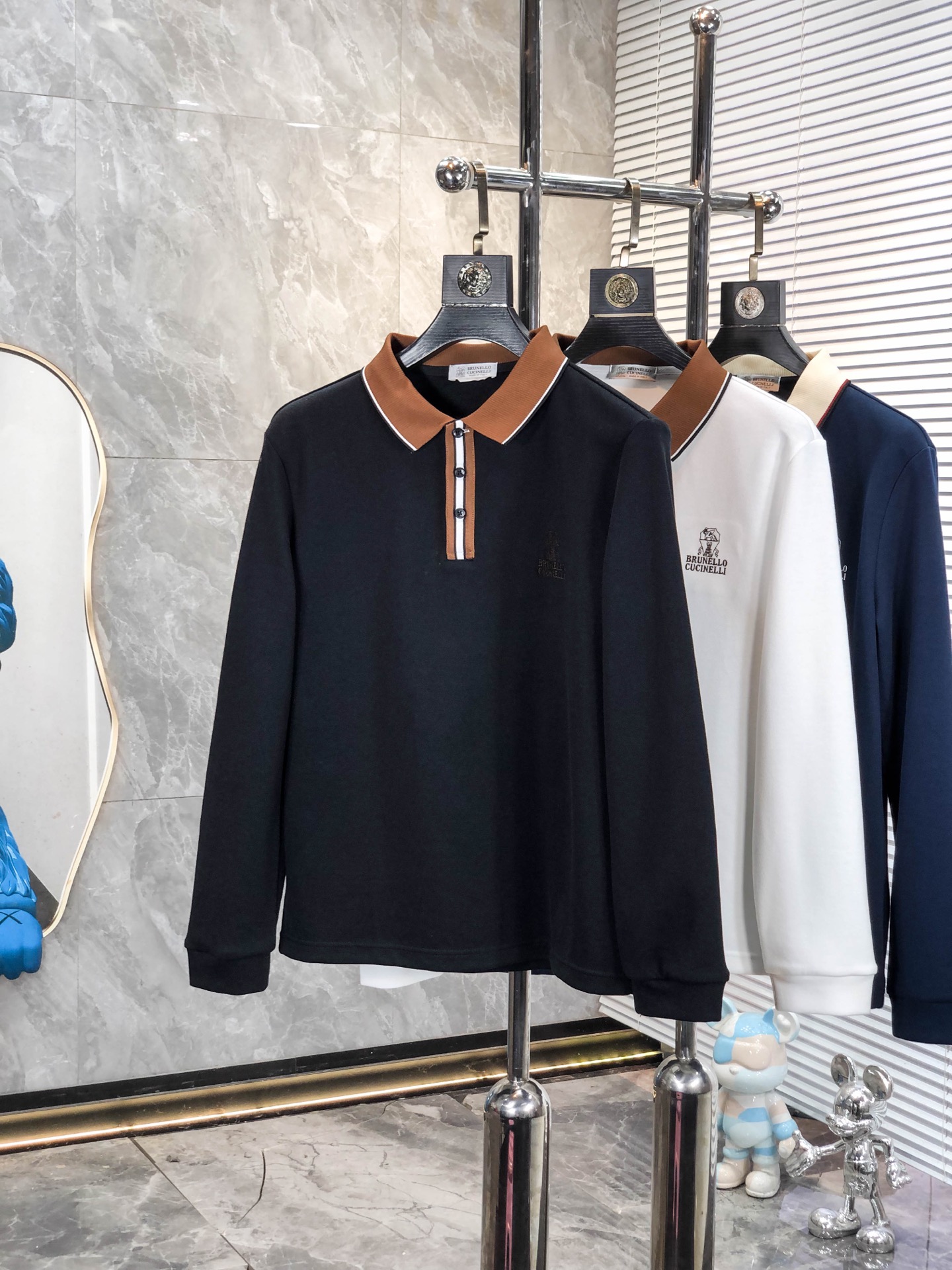 NO:759077,. BC.26 new men's logo polo shirt in early spring continues the classic business casual lapel polo shirt. This polo shirt is made of mercerized piqué cotton fabric, and the timeless design can transcend fashion trends. Classic style, 2 brand LOGOs are three-dimensional and unique, making the whole body more detailed. Fitted version, the fabric is made of cotton piqué material, comfortable, skin-friendly, and breathable. It is practical for daily commuting and leisure. Highly recommended. Size M-3XL  m wears 175/130,,19860909. .BC.26早春新款男士标识polo衫,延续经典商务休闲翻领POLO恤.该款Polo衫采用丝光珠地棉面料制成,隽永设计可跨越时尚潮流.经典款型,2品牌LOGO立体别致,让整体更具细节感 合体的版型,面料采用全棉珠地料,舒适,亲肤,透气好,平时通勤休闲都很实穿的一款 强烈推荐.尺码M-3XL m穿175/130,,,Men's clothing