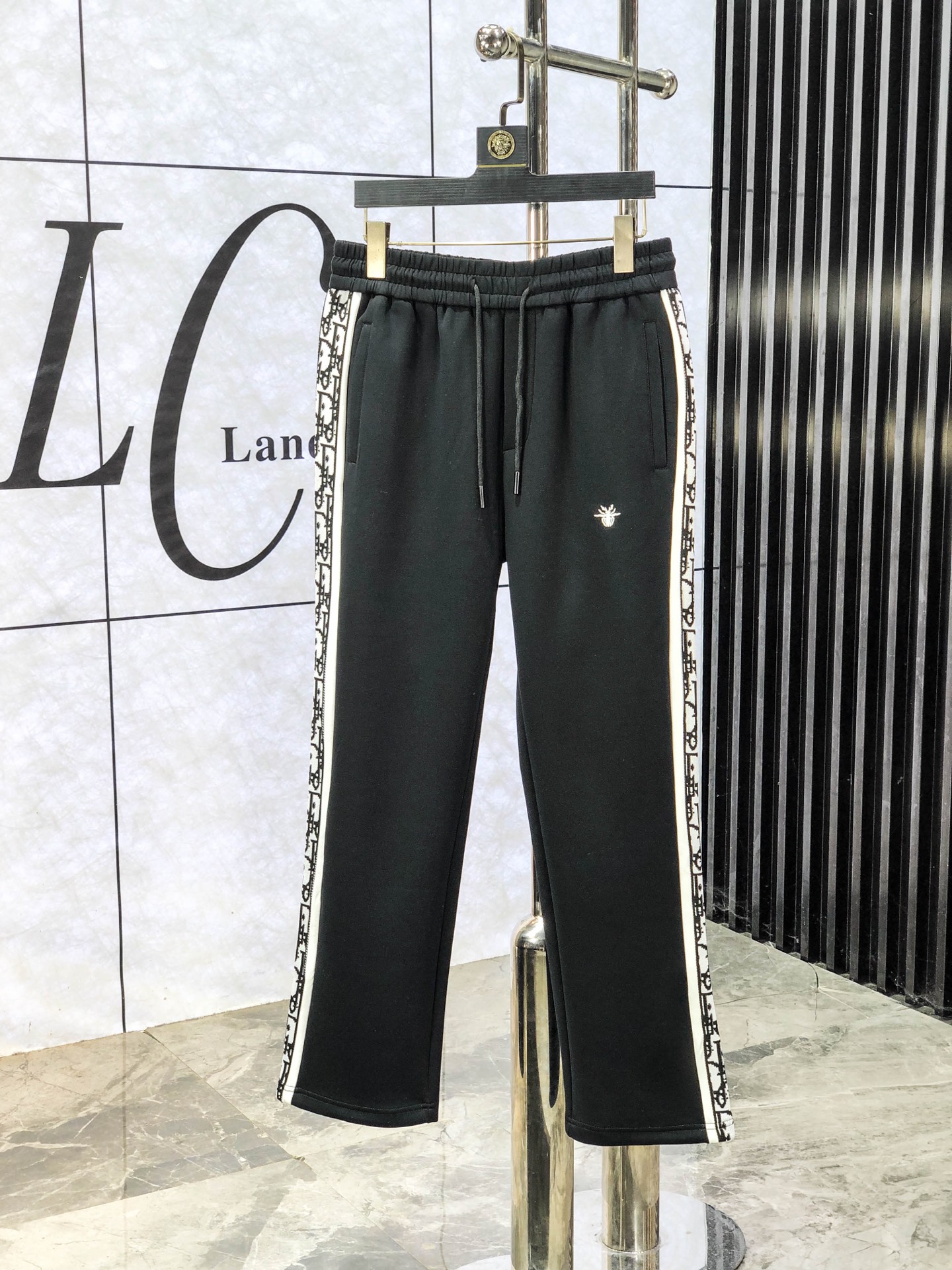 NO:594809,.Dior.25 new autumn and winter counter products are launched at the same time. High-quality fashionable casual pants made from original orders. Super versatile. Exclusively customized fabrics, delicate and soft to the touch, comfortable to the body, and super stylish on the upper body! The latest hardware accessories from the w7 original customization counter. Super beautiful shape, the upper body shows slender legs, and the lining and wiring are impeccable. It can be attended to any occasion. Once again, the fabric is very high-end! Size m-3xL.m wears 28.29, dior, alexander wang19860909.Dior.25年秋冬专柜新品同步上市.原单订制高品质时尚休闲裤.超级百搭款.独家定制面料,手感细腻柔软,贴身舒适,上身超有型！w7原版定制专柜最新五金辅料.超靓版型、上身显腿修长,內里,走线都无可挑剔,任何场合都可出席,再次强调面料非常非常显档次！码数m-3xL.m穿28.29,,dior,alexander wang,Men's clothing