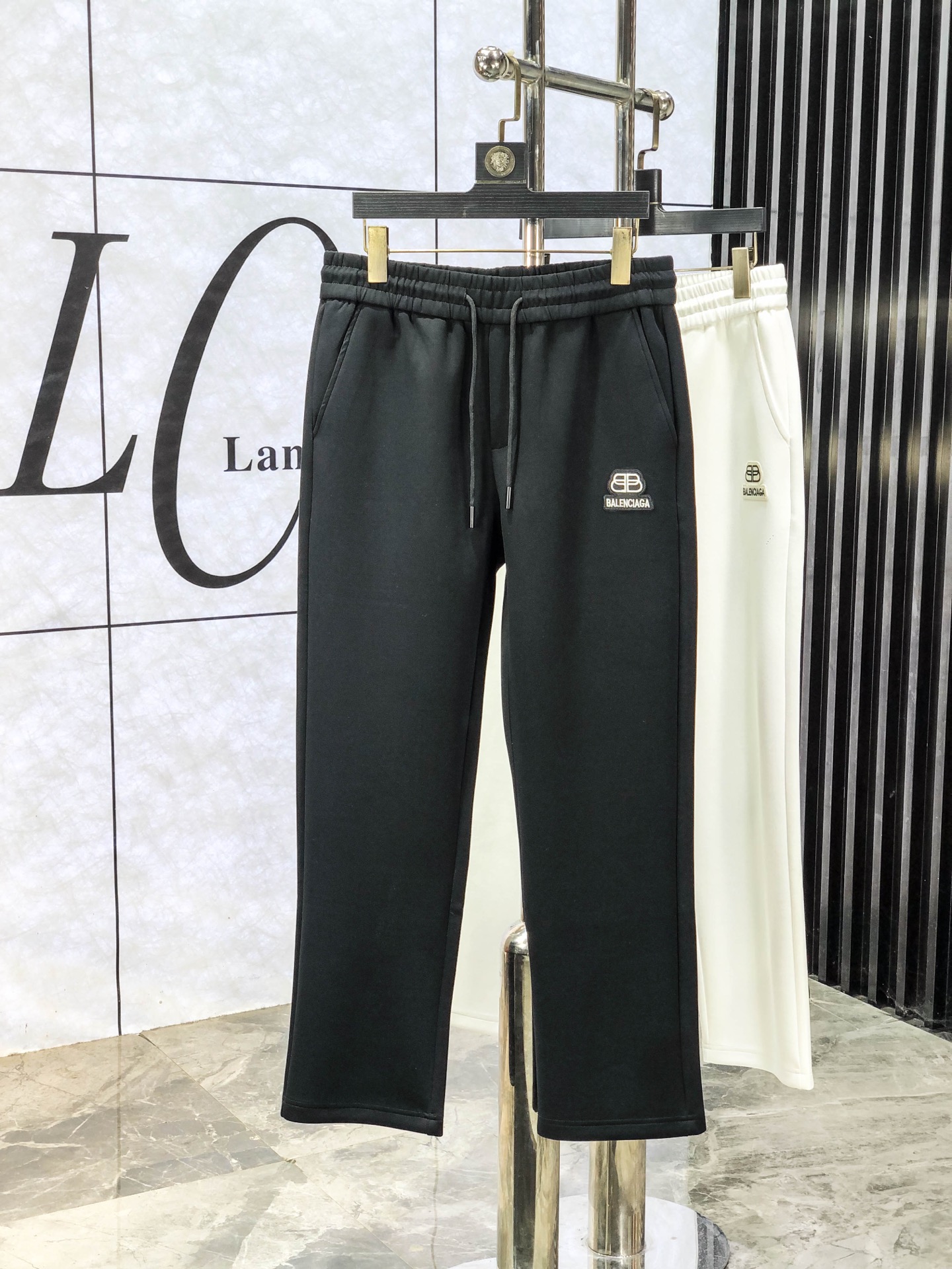 NO:594811,. Balenciaga. The new products of 2025 autumn and winter counters are launched simultaneously. High-quality fashionable casual pants made from original orders. Super versatile. Exclusively customized fabrics, soft and delicate feel, comfortable next to the body, and super stylish on the upper body! The latest hardware accessories from the w7 original customization counter. Super beautiful shape, the upper body shows slender legs, and the lining and wiring are impeccable. It can be attended to any occasion. Once again, the fabric is very high-end! Size m-3xL.m wears 28.29,,balenciaga,alexander wang19860909.巴黎世家.25年秋冬专柜新品同步上市.原单订制高品质时尚休闲裤.超级百搭款.独家定制面料,手感细腻柔软,贴身舒适,上身超有型！w7原版定制专柜最新五金辅料.超靓版型、上身显腿修长,內里,走线都无可挑剔,任何场合都可出席,再次强调面料非常非常显档次！码数m-3xL.m穿28.29,,balenciaga,alexander wang,Men's clothing